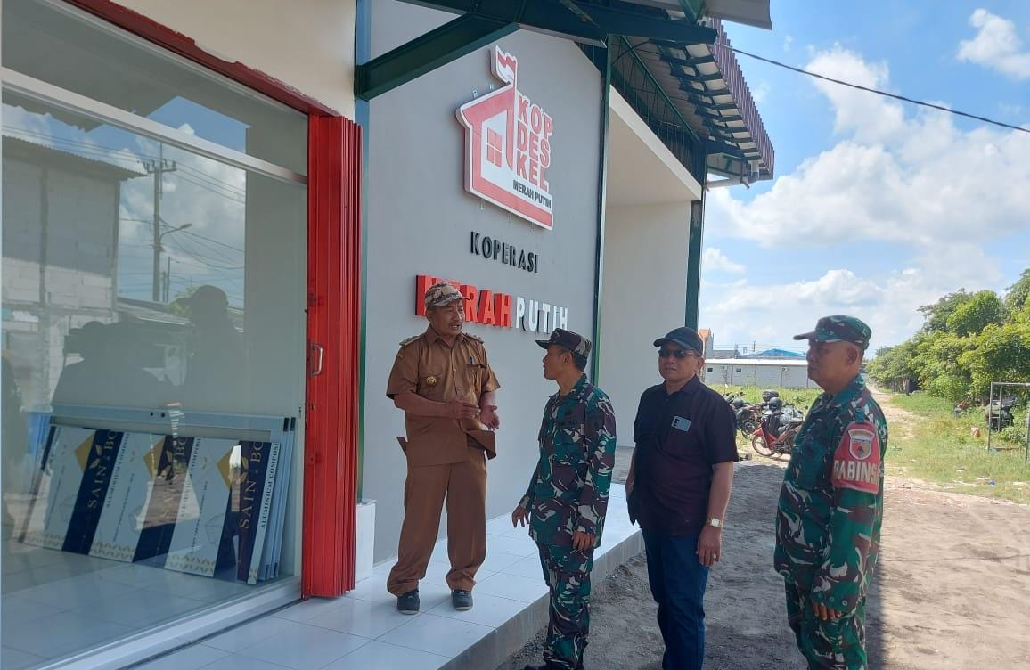 PENGECEKAN: Pembangunan KDMP Desa Tawangsari, Kecamatan Taman selesai dibangun. (DIKY SANSIRI/RADAR SIDOARJO)
