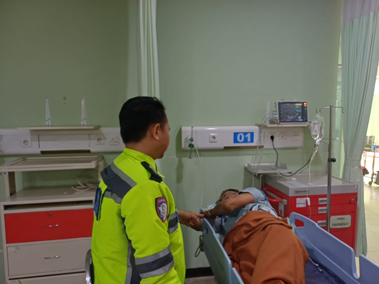 DIRAWAT: Personel Polsek Krian mendampingi korban di RS Anwar Medika.