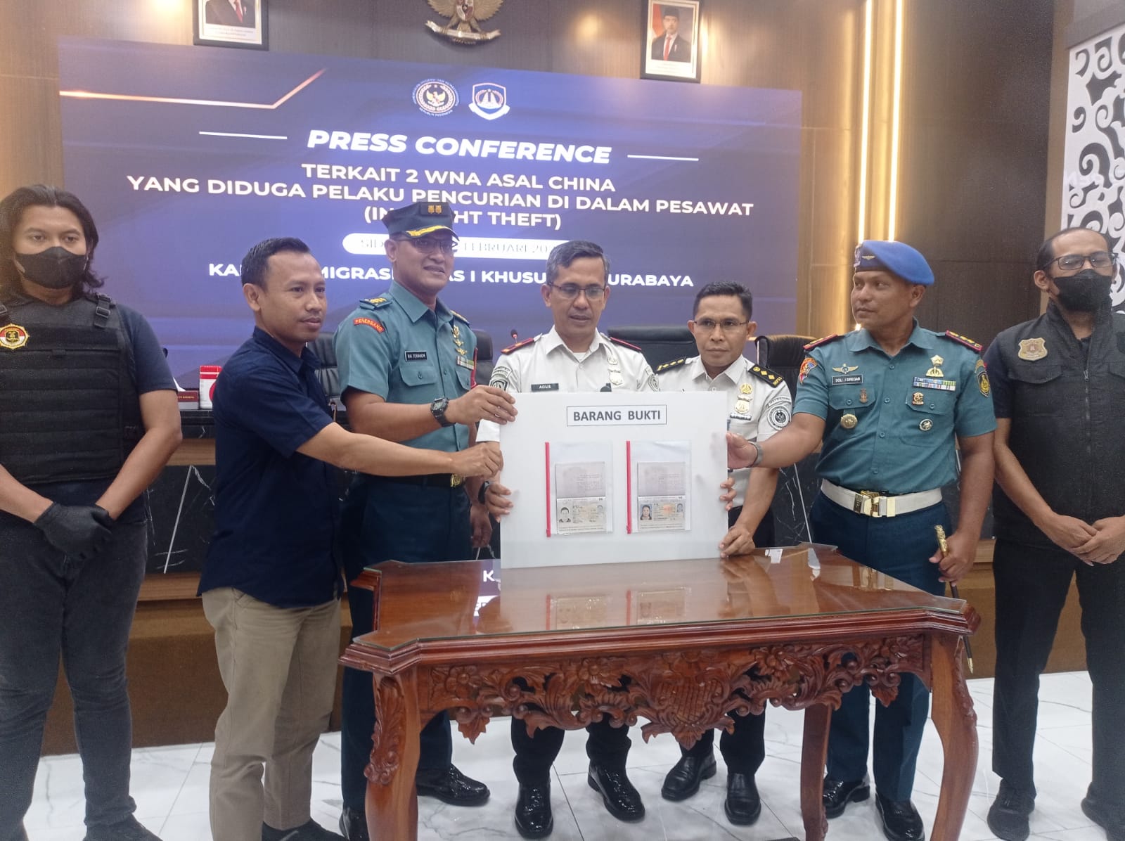 TEGAS: Kepala Kantor Imigrasi Kelas I Khusus TPI Surabaya, Agus Winarto (tengah) menunjukkan paspor milik WNA asal Cina yang diamankan terkait dugaan pencurian di pesawat. (SURYANTO/RADAR SIDOARJO)