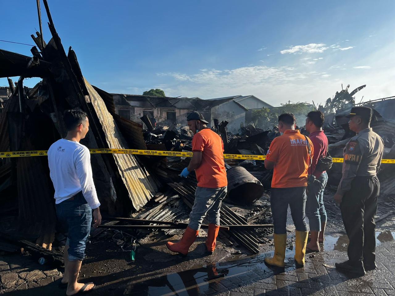 LUDES: Puing-puing sisa kebakaran gudang dan rumah kos di Tropodo, Waru, Sidoarjo.