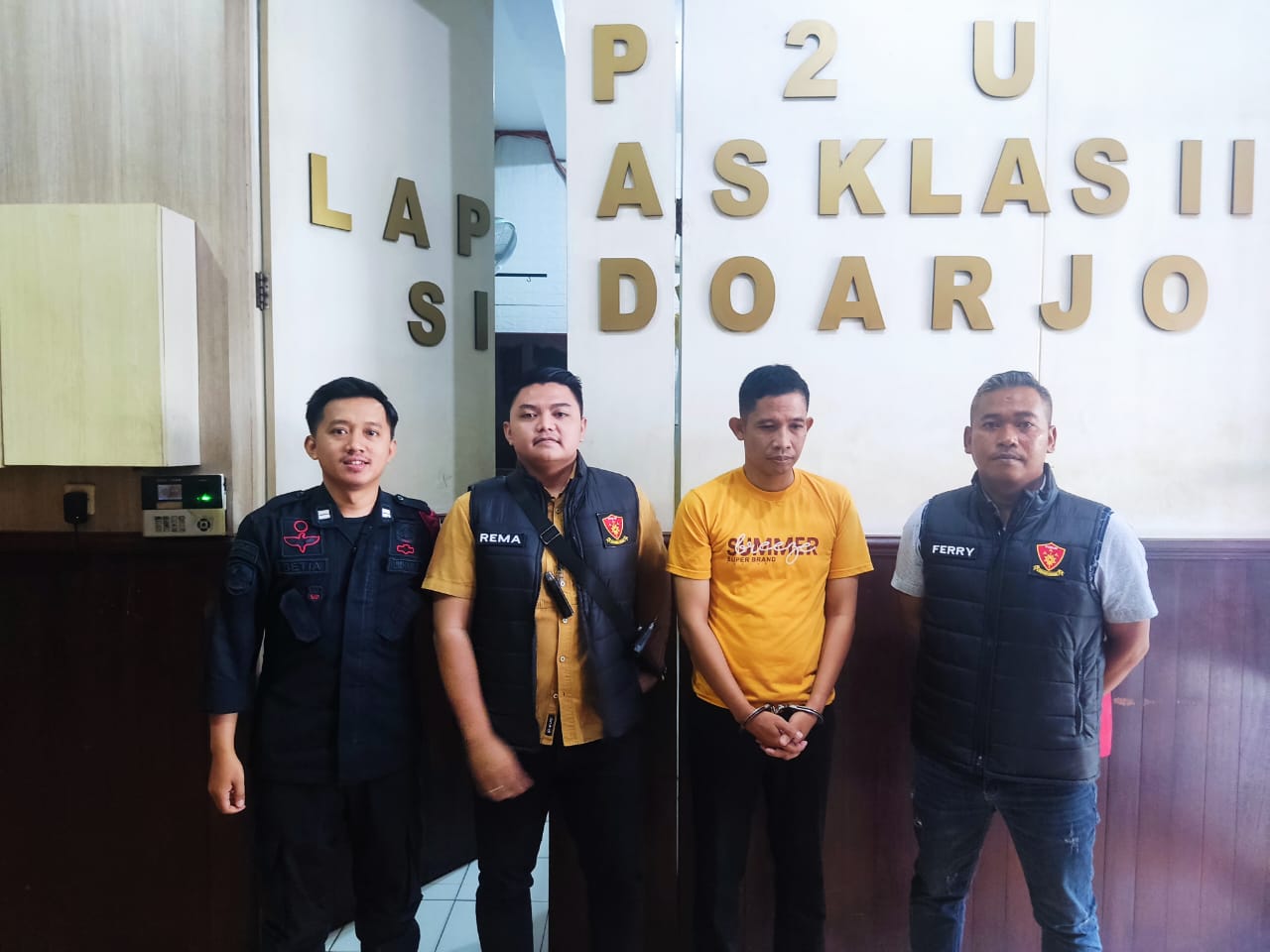 BERSALAH: Risaudin Asgaf (dua dari kanan) saat dieksekusi tim Kejari Sidoarjo.
