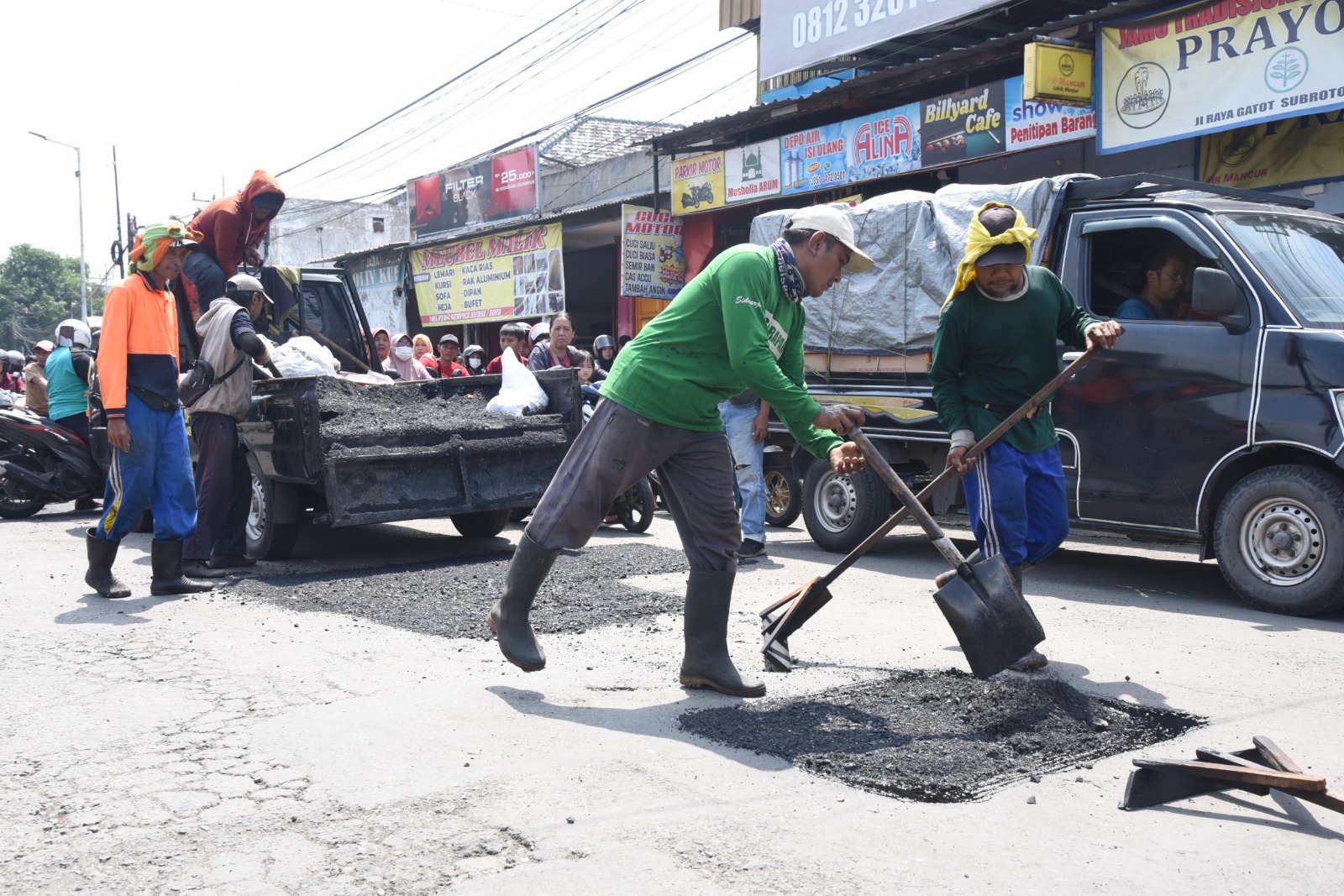 DIKEBUT: Jalan rusak di sejunlah ruas di Sidoarjo mulai diperbaiki.