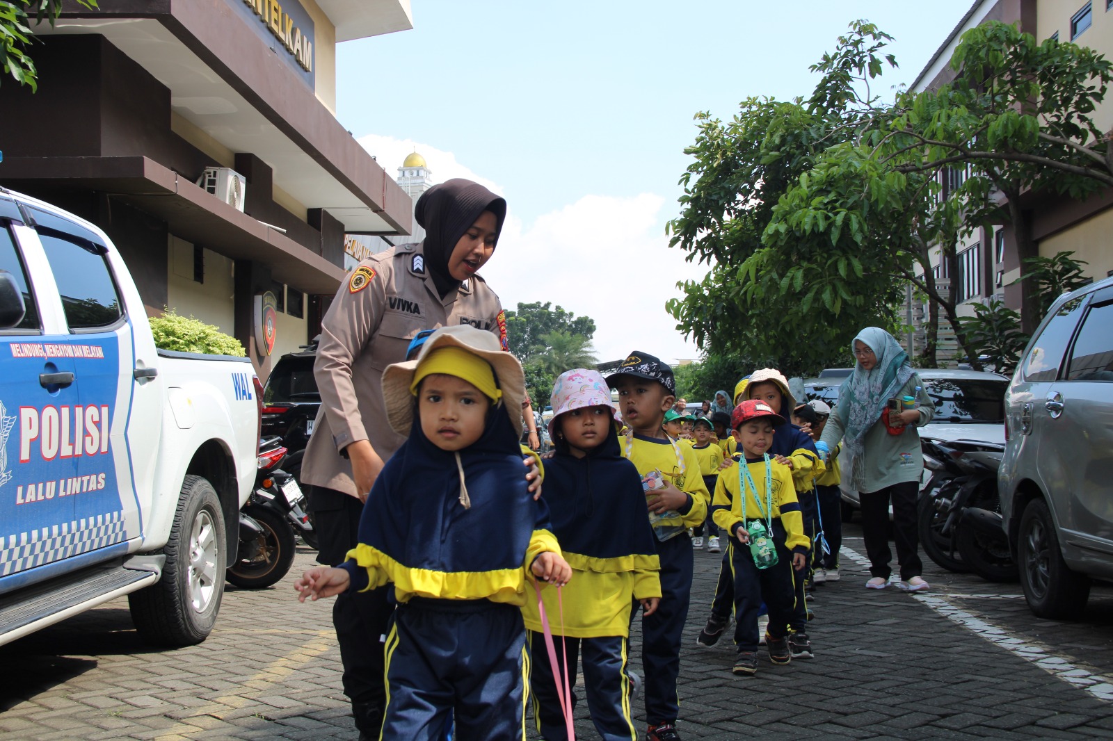 TAMBAH ILMU: Personel Satlantas Polresta Sidoarjo saat memberi edukasi kepada para siswa sejak usia dini.