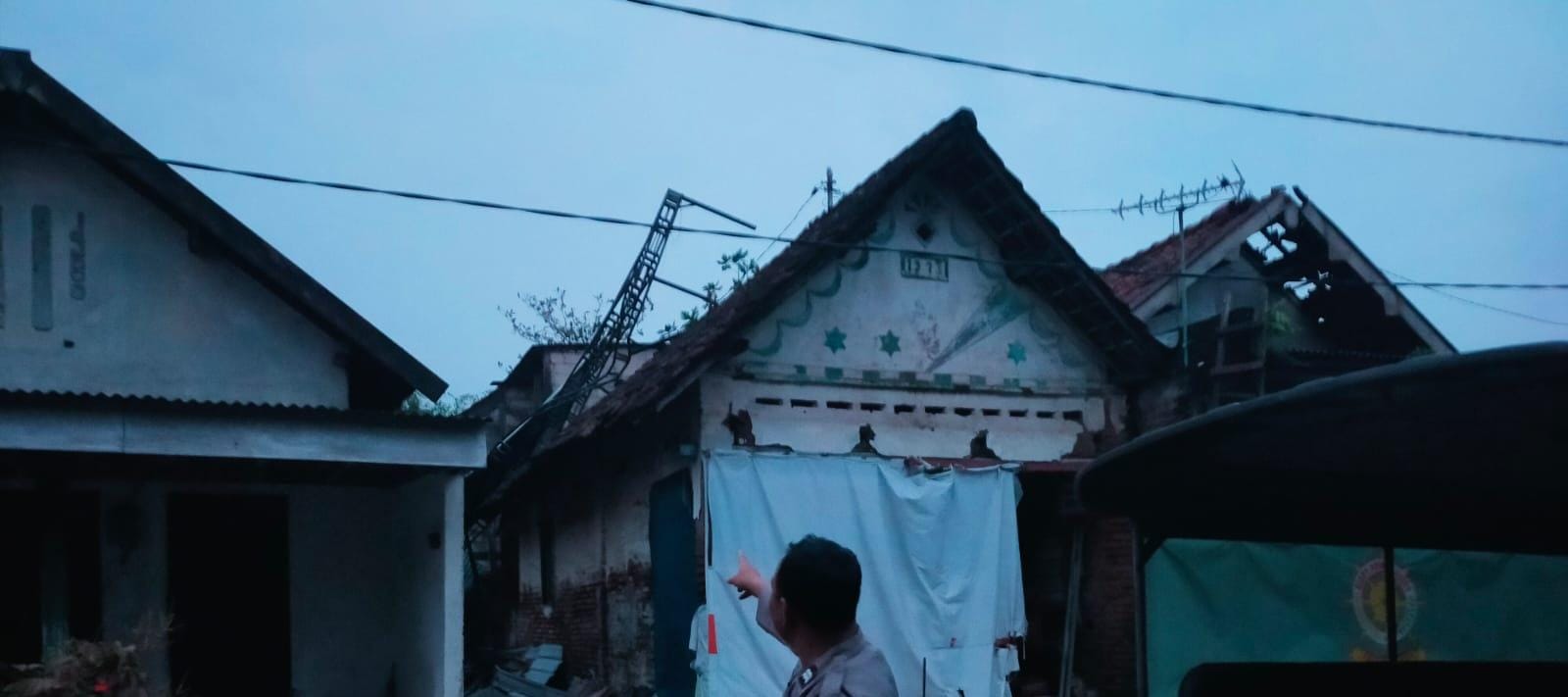 CUACA EKSTREM: Belasan rumah rusak diterjang angin kencang di Sukodono, Sidoarjo.