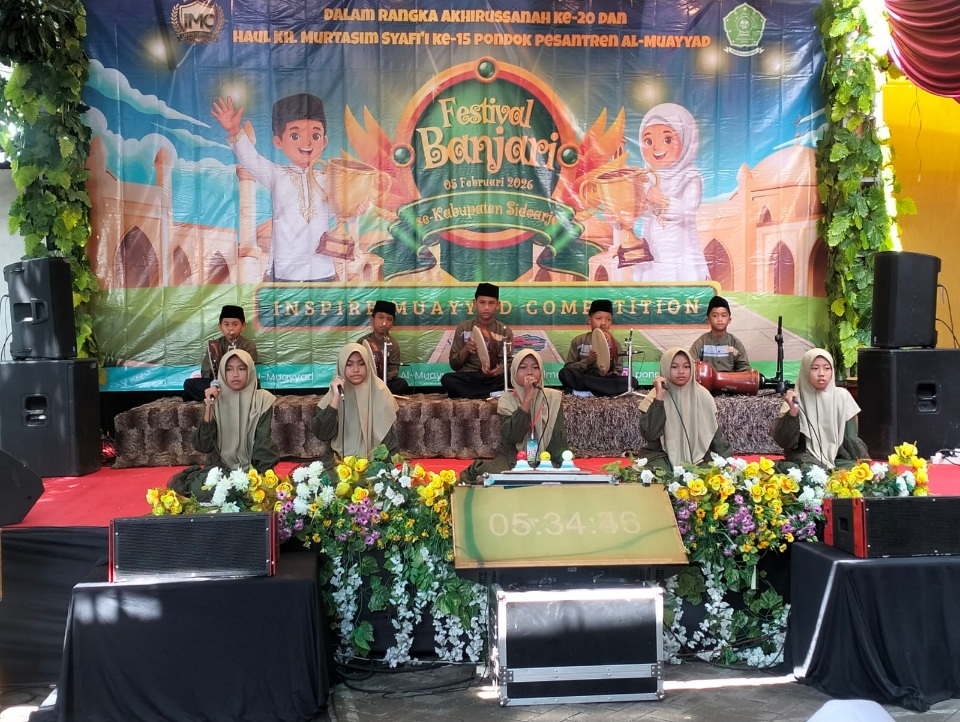 LANTUNAN: Siswa siswi ikuti Festival Banjari di Ponpes Al-Muayaad, Tanggulangin, Sidoarjo, Kamis (5/2). (ANAS/RADAR SIDOARJO)