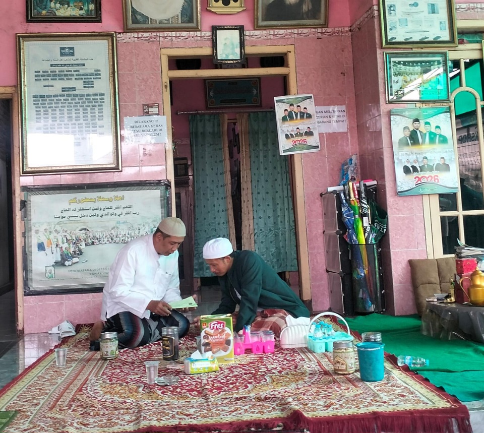 Ketua Majelis Pengasuh sekaligus Ketua Yayasan Ponpes Al-Muayyad KH Abdullah Achmad (kanan) saat  di halaman pondok. ANAS/ RADAR SIDOARJO)