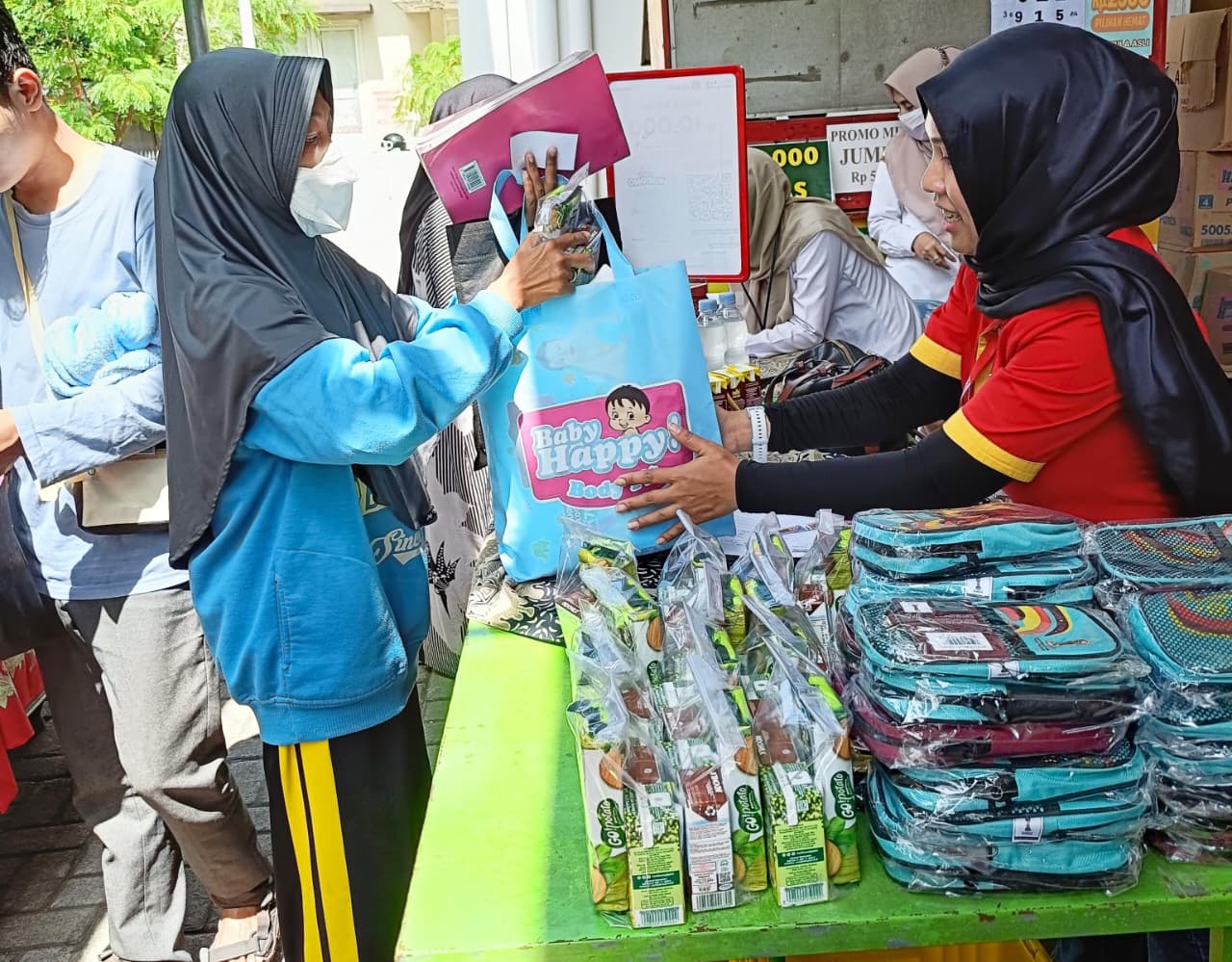 ANTRE:Alfamart Sahabat Posyandu Baby Happy digelar di halaman Toko Alfamart Kebonagung bekerja sama Puskesmas Sukodono, Jumat (7/2/2026).