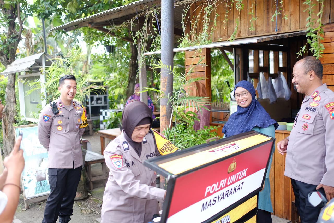 GAYENG: Kapolsek Taman Kompol Kanisius Franata (kiri) bersama personel Bhabinkamtibmas dan "Kopi Pak Bhabin" berdialog dengan warga di Desa Sambiwuluh, Taman, Sidoarjo.
