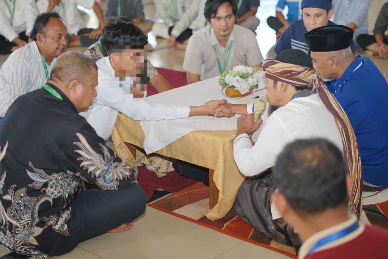 SAH: ZJ, seorang warga binaan kasus terorisme, tampak tak kuasa menahan haru saat diberikan kesempatan untuk menikahkan putri tercintanya.
