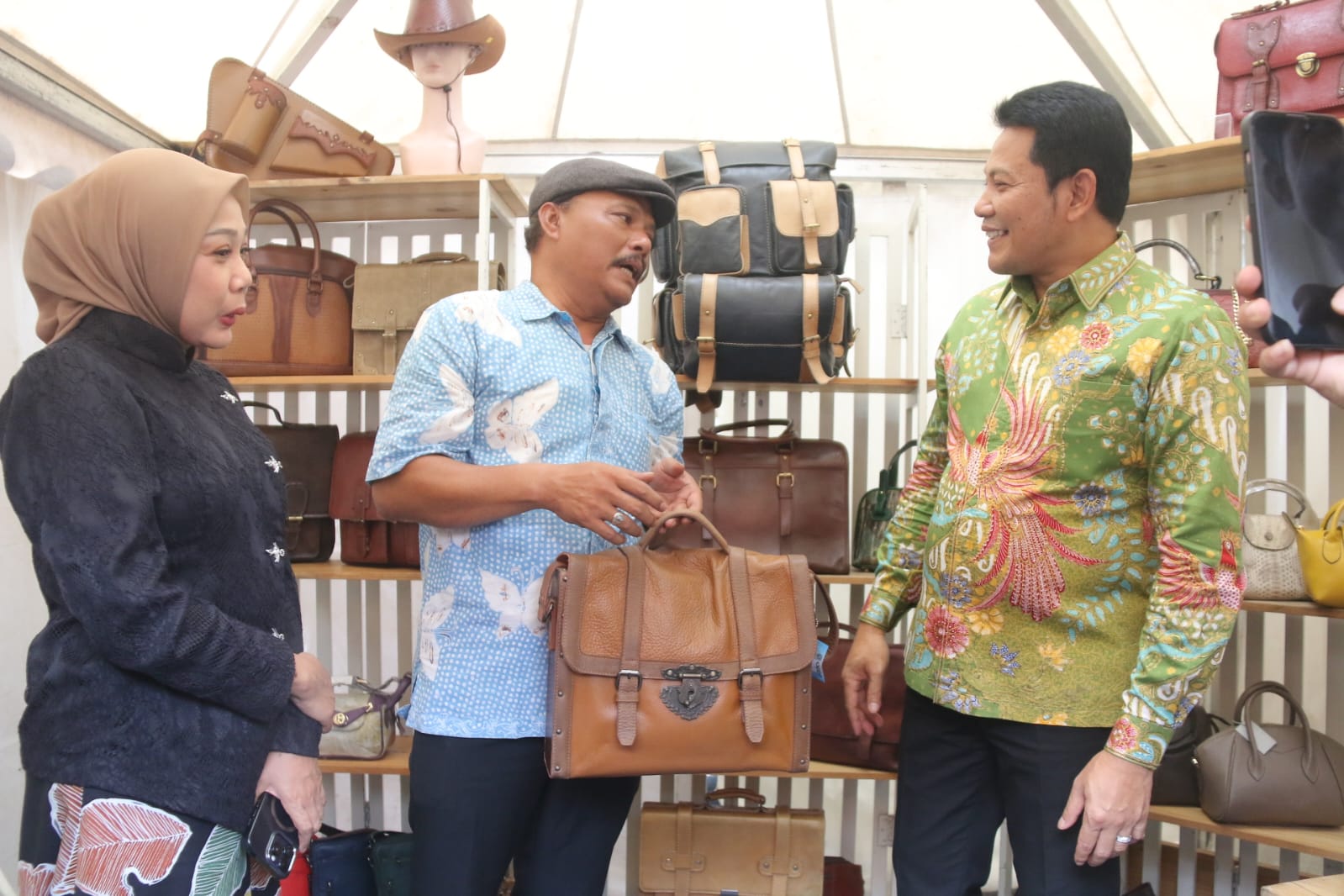 NAIK KELAS: Bupati Sidoarjo Subandi (kanan didampingi istri Sriatun saat mengunjungi stan perajin kulit di Tanggulangin.