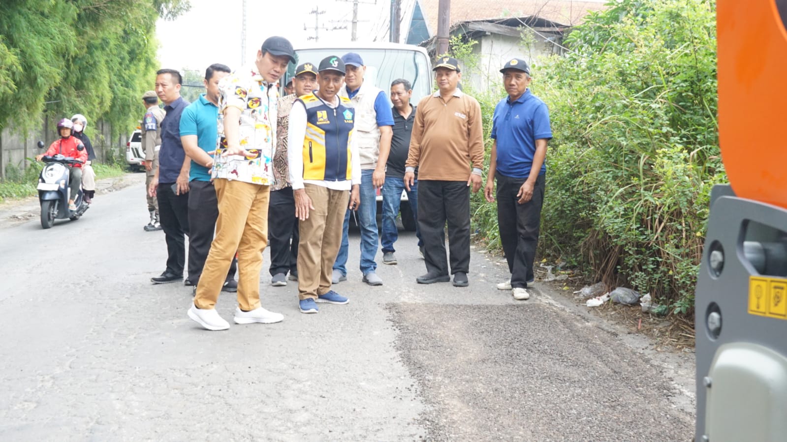 RESPONS: Bupati Sidoarjo Subandi (kiri depan) sidak jalan rusak di Gedangan.
