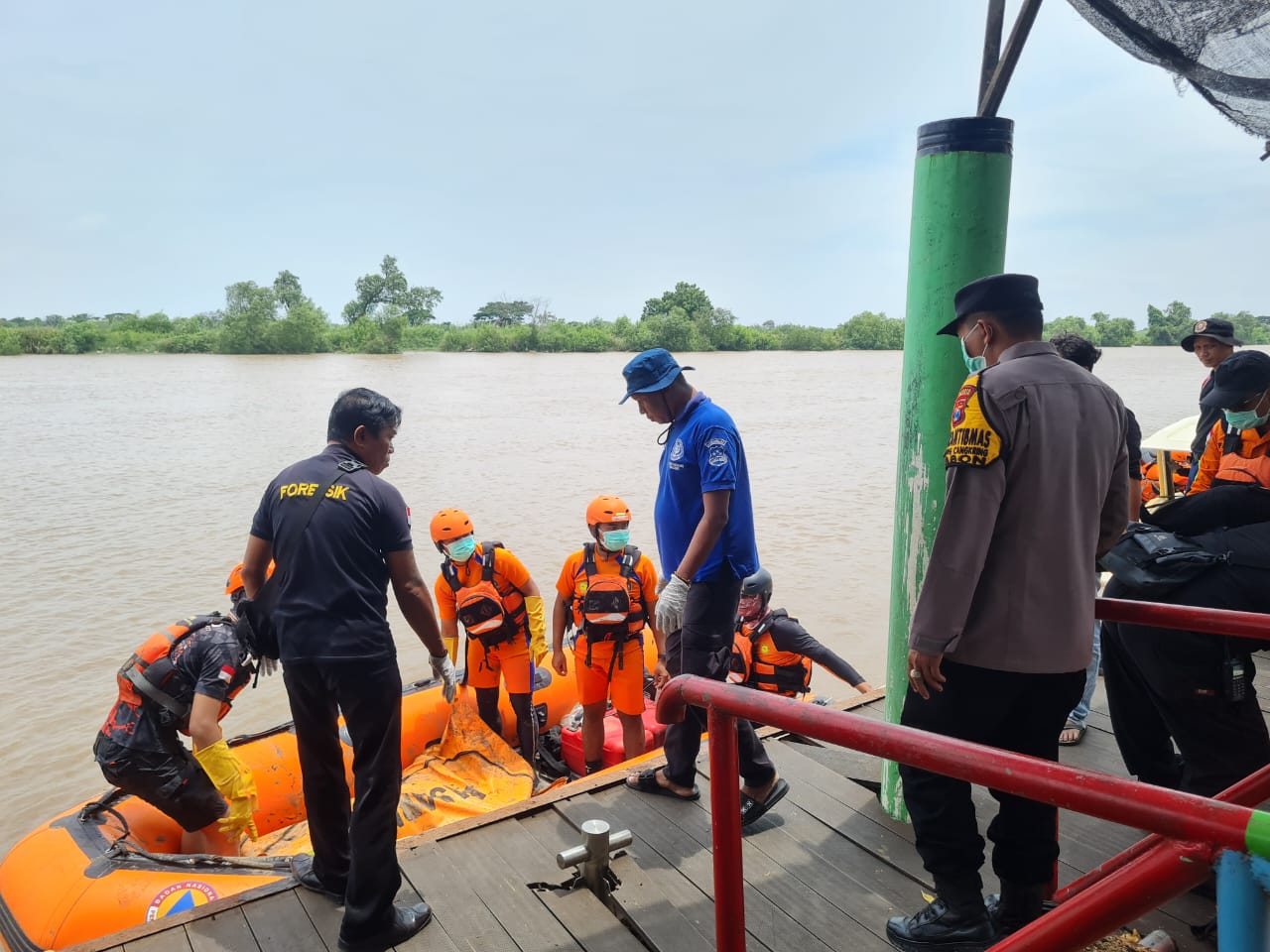 MENINGGAL: Personel gabungan saat mengevakuasi jenazah di Jabon, Sidoarjo.