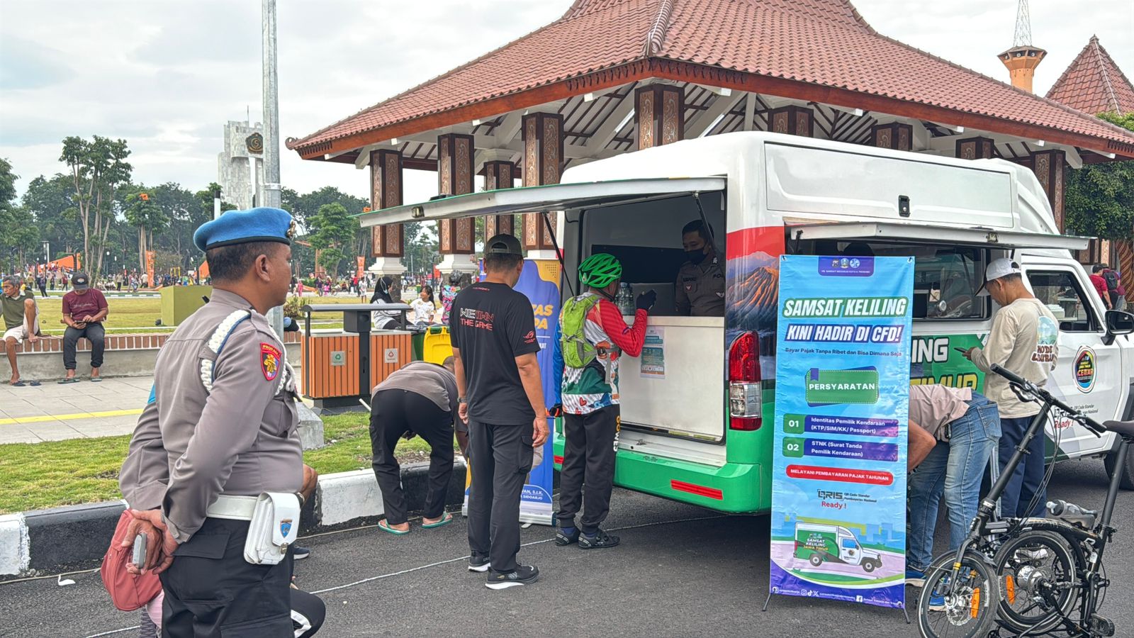 BERMANFAAT: Warga menggunakan fasilitas layanan publik Polresta Sidoarjo saat Car Free Day di kawasan Alun-alun Sidoarjo.