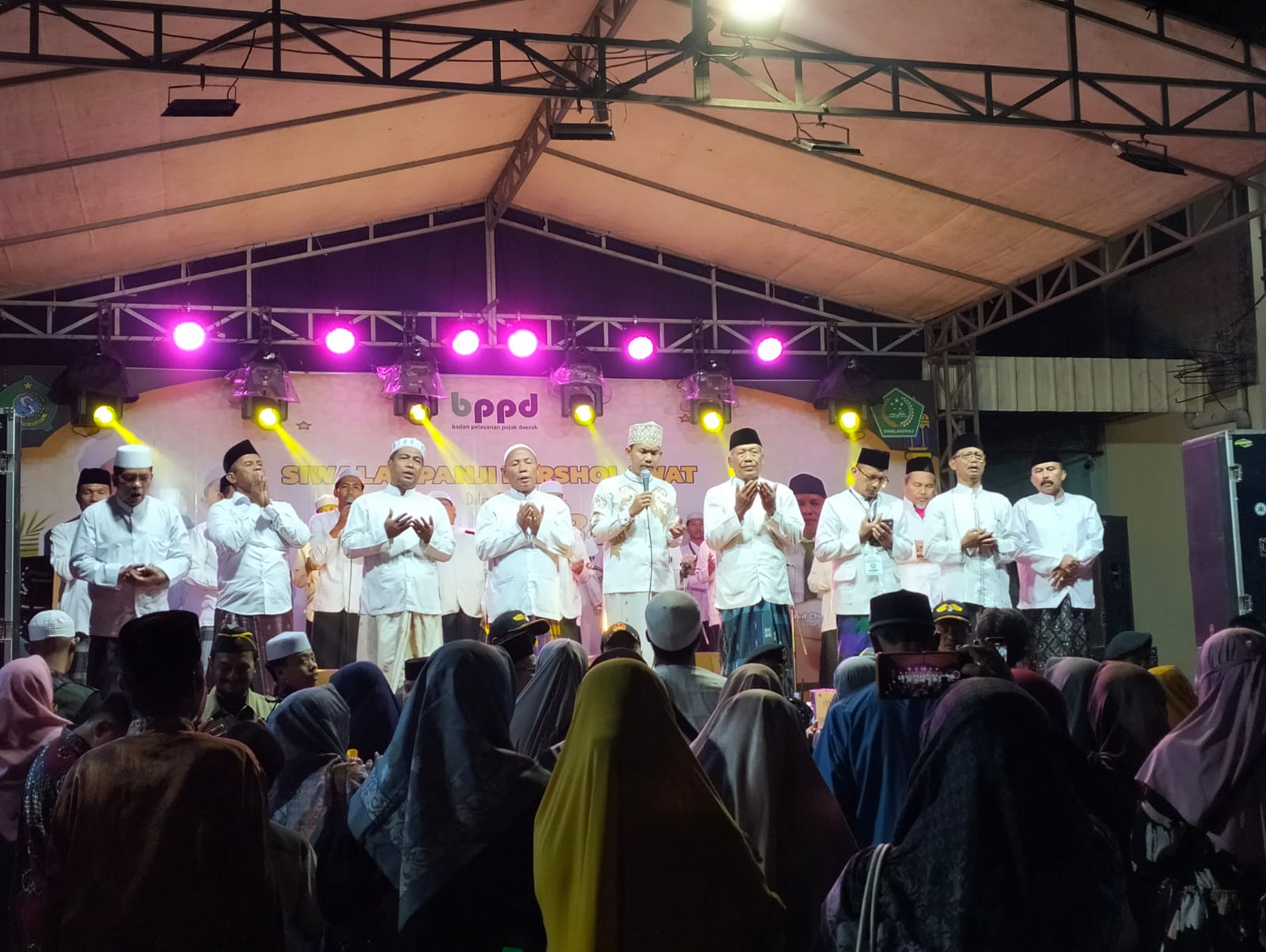 MERDU: Lantunan salawat menggema di Desa Siwalanpanji, Kecamatan Buduran, Sidoarjo, Sabtu (7/2). (ANAS/RADAR SIDOARJO)