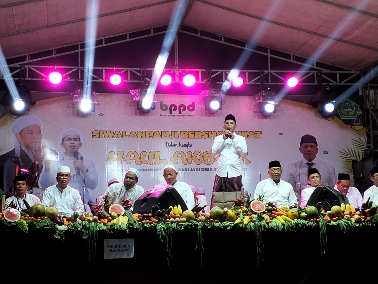 Kepala Desa Siwalanpanji Achmad Choiron saat sambutan di hadapan warga dalam rangka Siwalanpanji Bersalawat. (ANAS/RADAR SIDOARJO)
