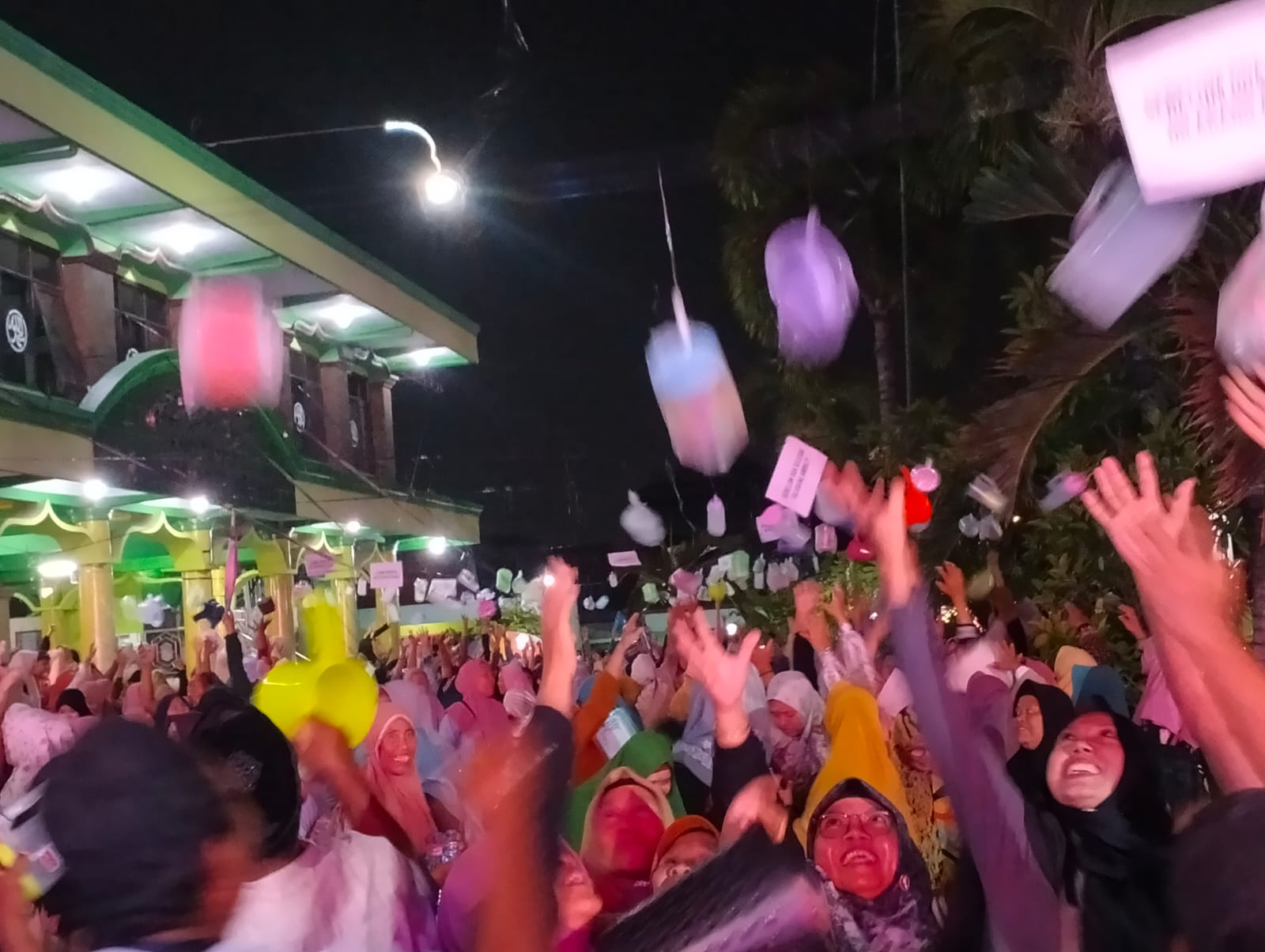 MERIAH: Warga Desa Siwalanpanji sangat antusias saat berebutan peralatan dapur makanan dalam menyambut Haul Akbar Sesepuh dan Hari Jadi Desa Siwalanpanji ke-273.