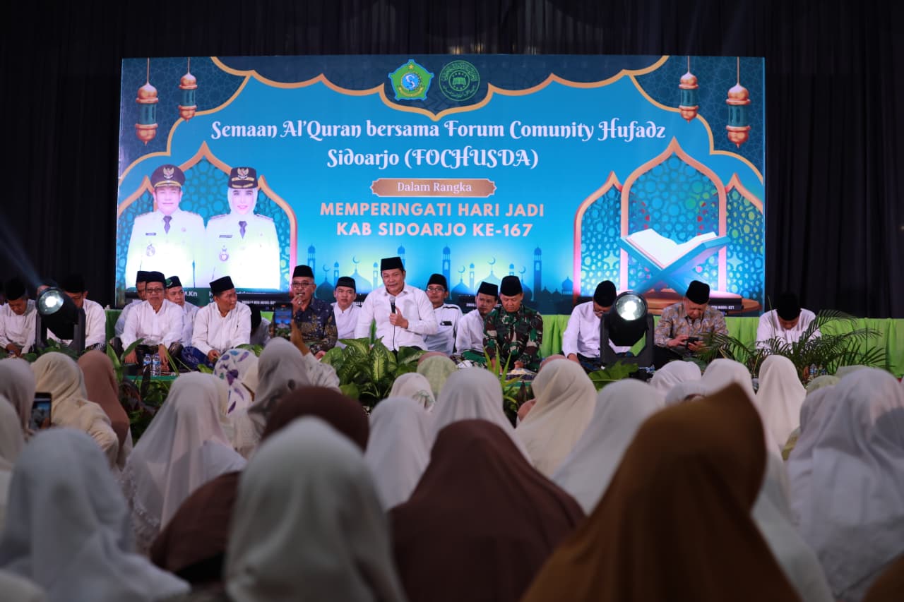 KHIDMAT: Bupati Sidoarjo Subandi dalam kegiatan Semaan Alquran bersama Forum Community Huffadz Sidoarjo (Fochusda) di Pendopo Delta Wibawa, Sabtu malam (6/2).