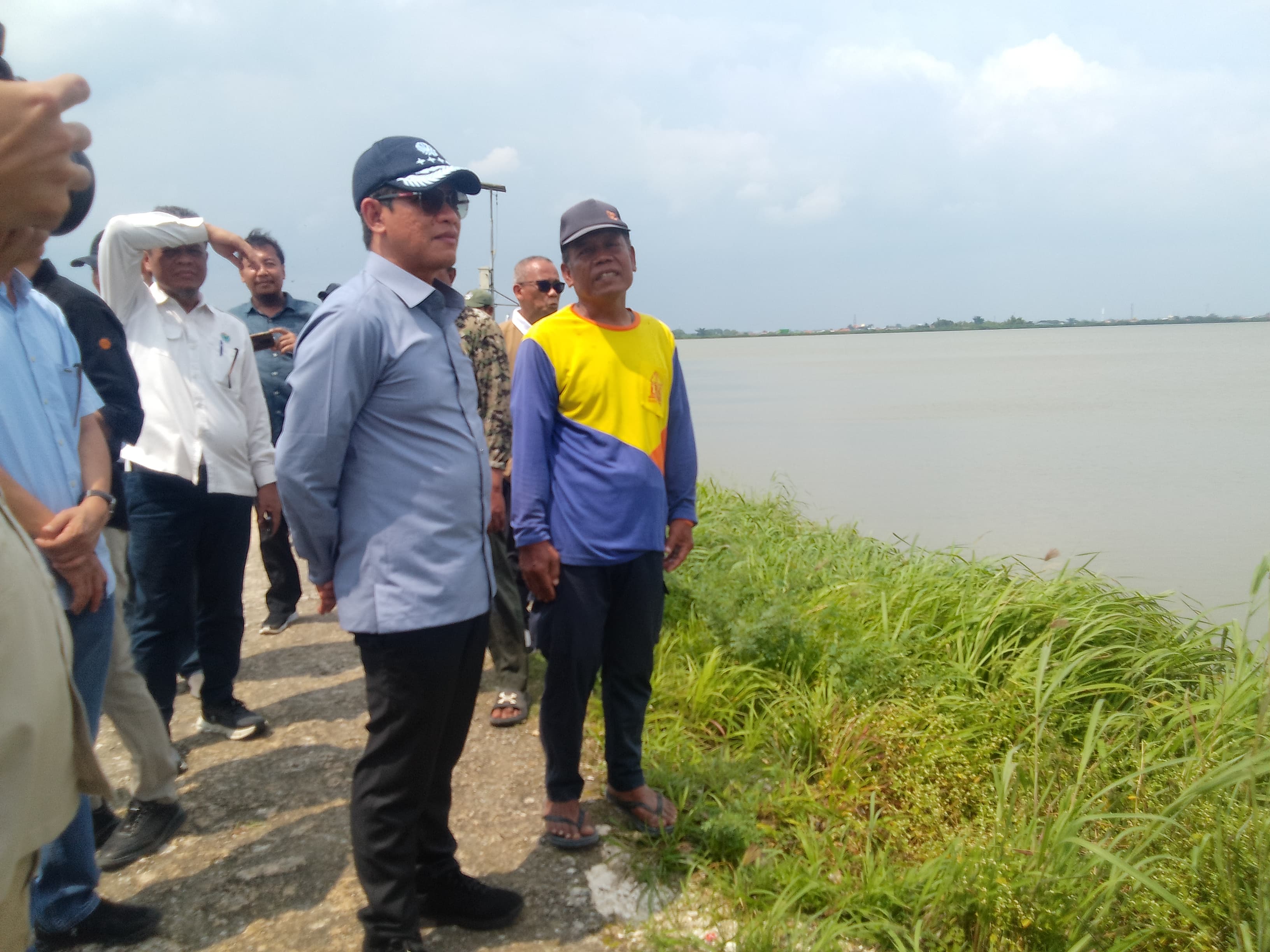 PENGECEKAN: Menteri Lingkungan Hidup RI/Kepala Badan Pengendalian Lingkungan Hidup, Hanif Faisol Nurofiq (dua dari kanan) sedang di tanggul lumpur Sidoarjo, Minggu (8/2). (DIKY SANSIRI/RADAR SIDOAR