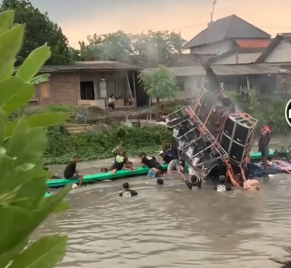 TERLALU BERAT: Sound horeg untuk acara nyadran di Balongdowo Candi Tenggelam saat berada di kapal.