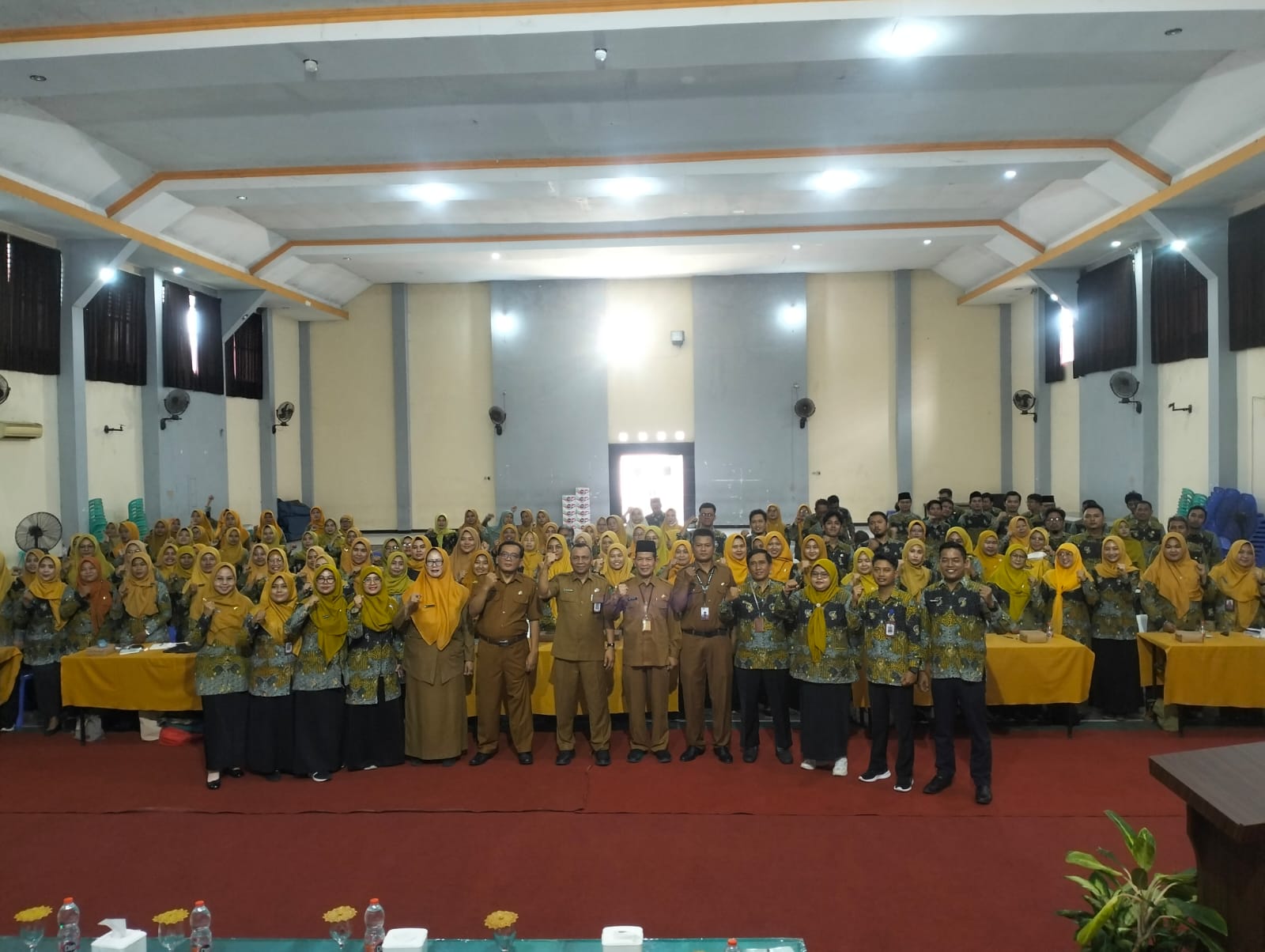 BERKARAKTER: Ratusan guru mengikuti kegiatan MGMP IPS se Kabupaten Sidoarjo, Senin (9/2). (ANAS/RADAR SIDOARJO)