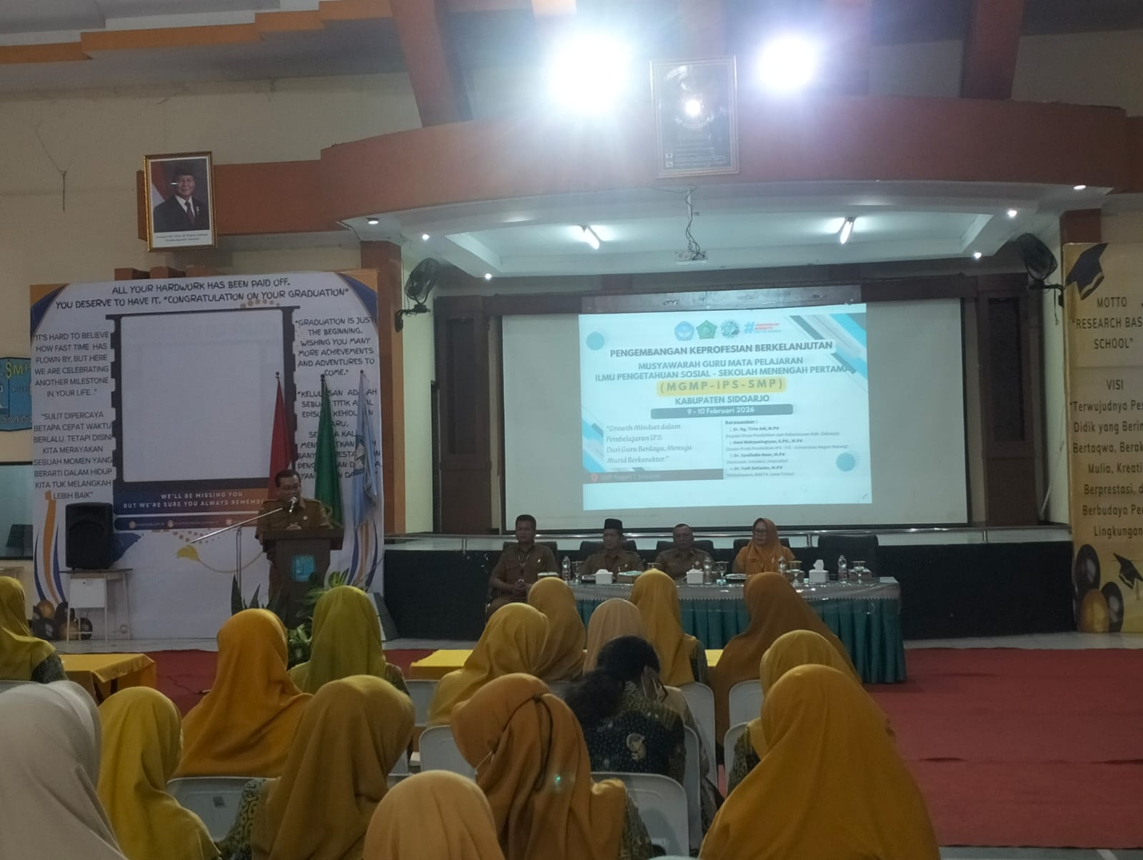 SINERGIS: Kegiatan MGMP IPS se-kabupaten Sidoarjo berlangsung lancar. (ANAS/RADAR SIDOARJO)
