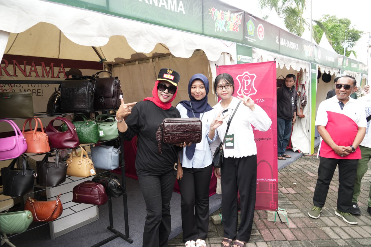 SUPPORT: Wabup Sidoarjo Mimik Idayana (kiri) bersama UMKM di Tanggulangin Fair 2026.