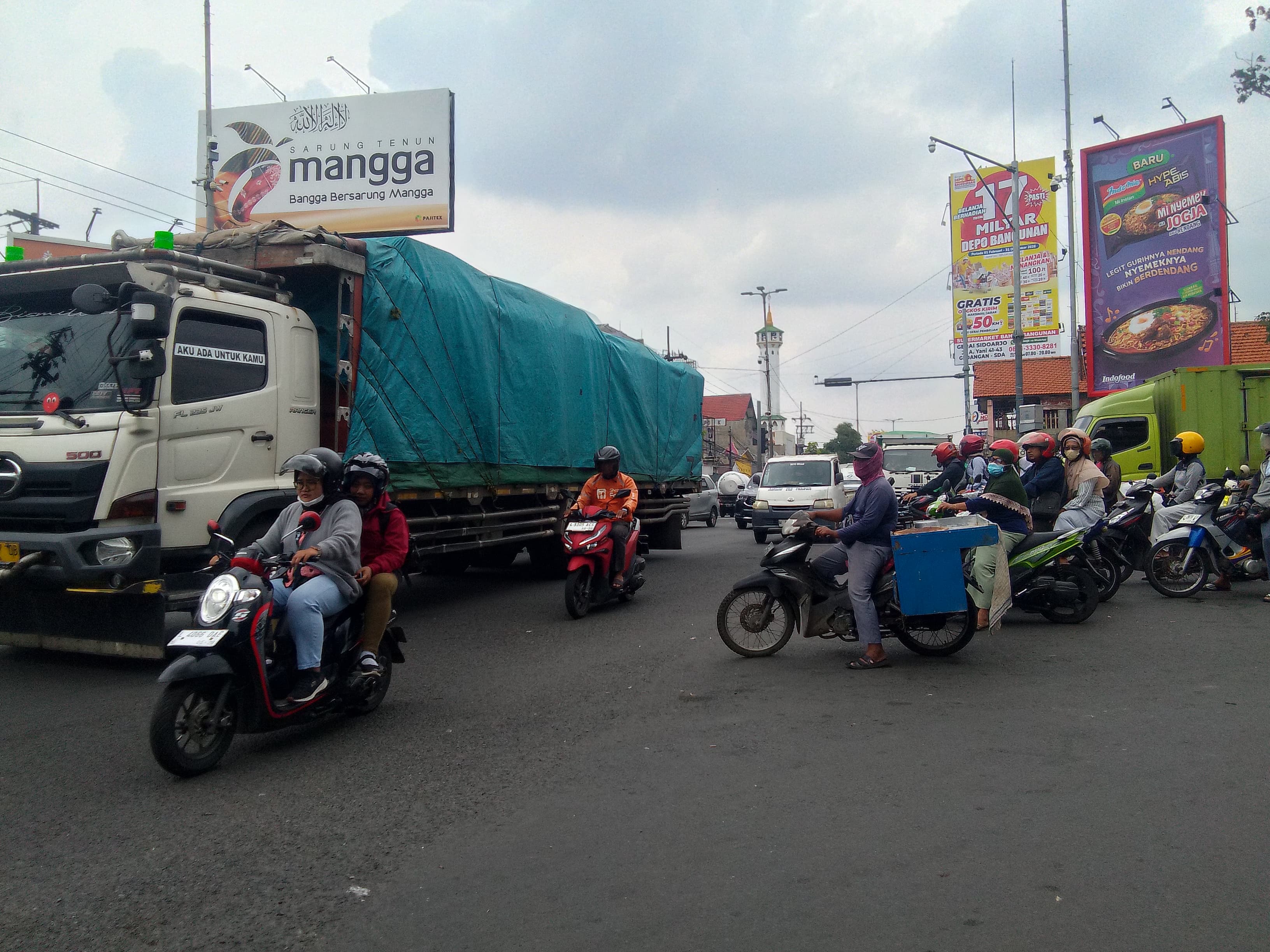 LANGGANAN MACET: Perempatan Gedangan menjadi persimpangan dengan intensitas kendaraan yang sangat padat. (DIKY SANSIRI/RADAR SIDOARJO)