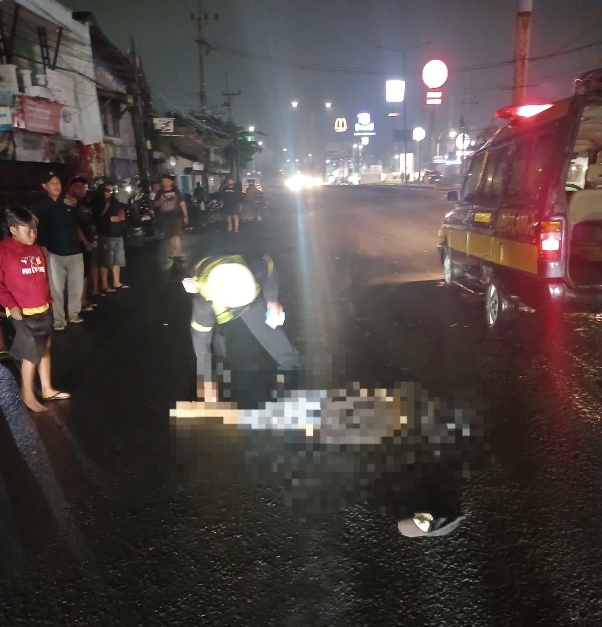 KECELAKAAN: Petugas mengevakuasi korban kecelakaan lalu lintas di Geluran, Taman, Sidoarjo.
