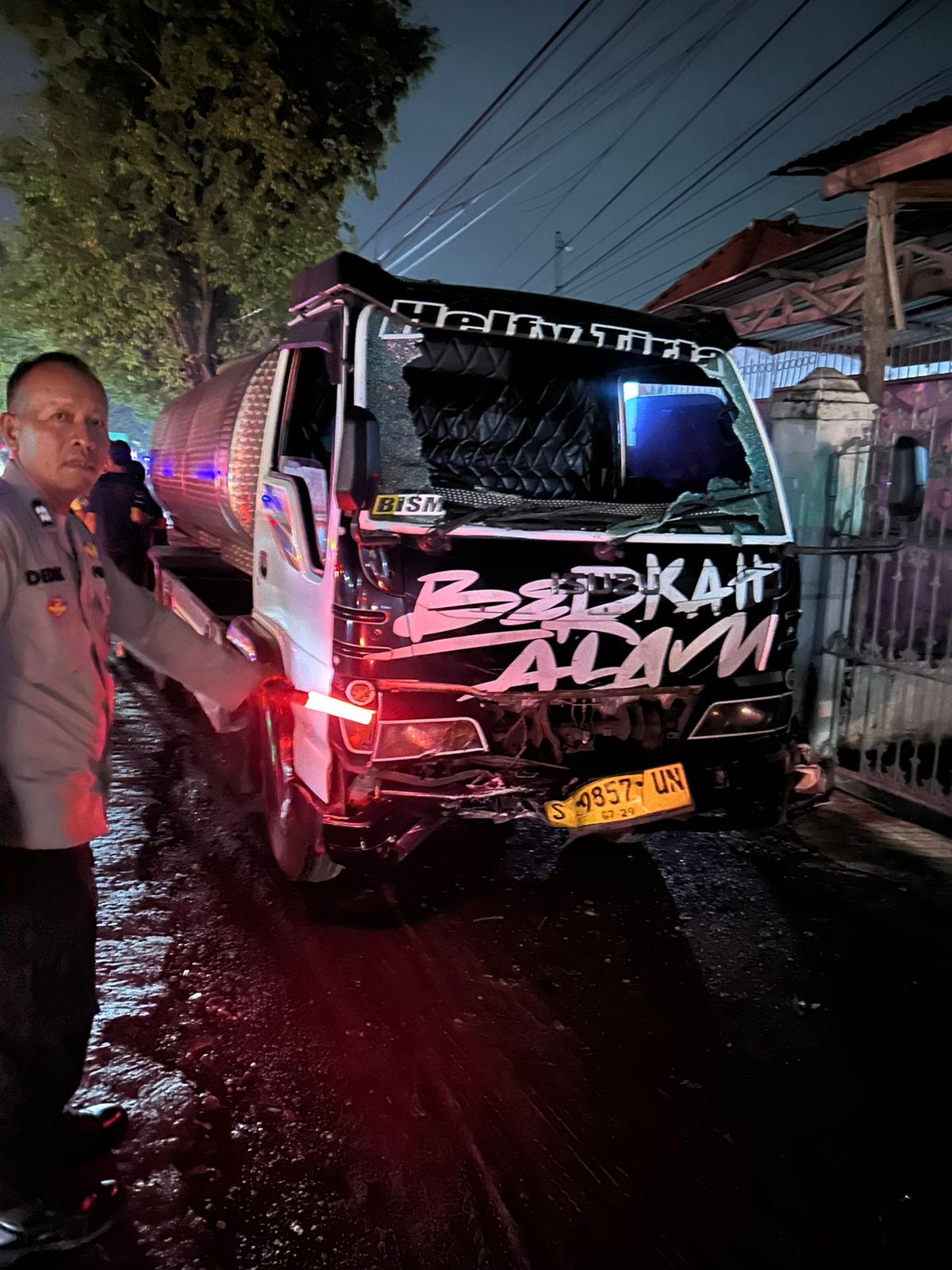 TABRAKAN: Kondisi truk tangki usai alami kecelakaan.