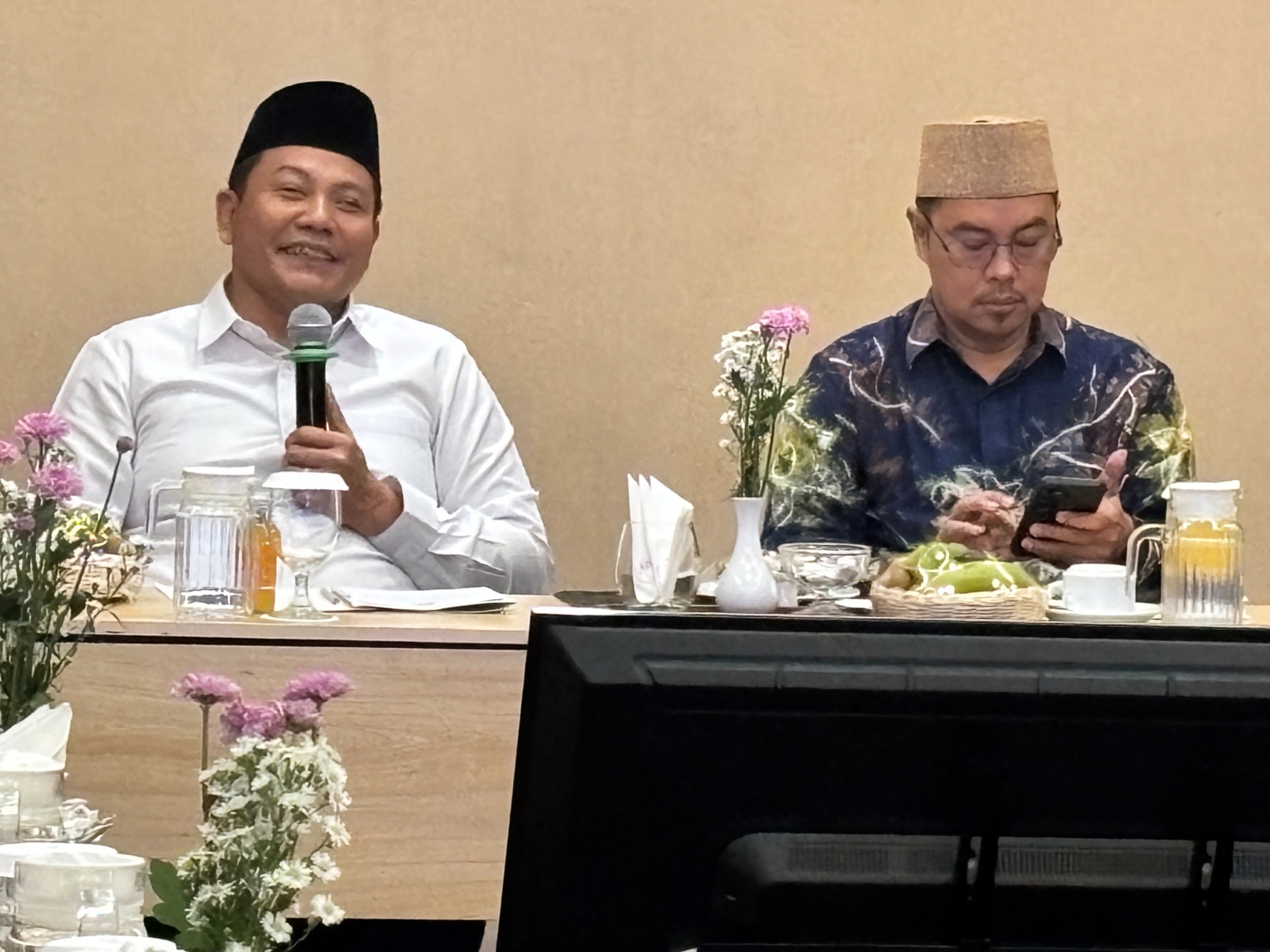 TOLERANSI: Bupati Sidoarjo Subandi (kiri) saat Rapat Koordinasi Tim Pemantauan Perkembangan Politik di Daerah di Fave Hotel Sidoarjo.
