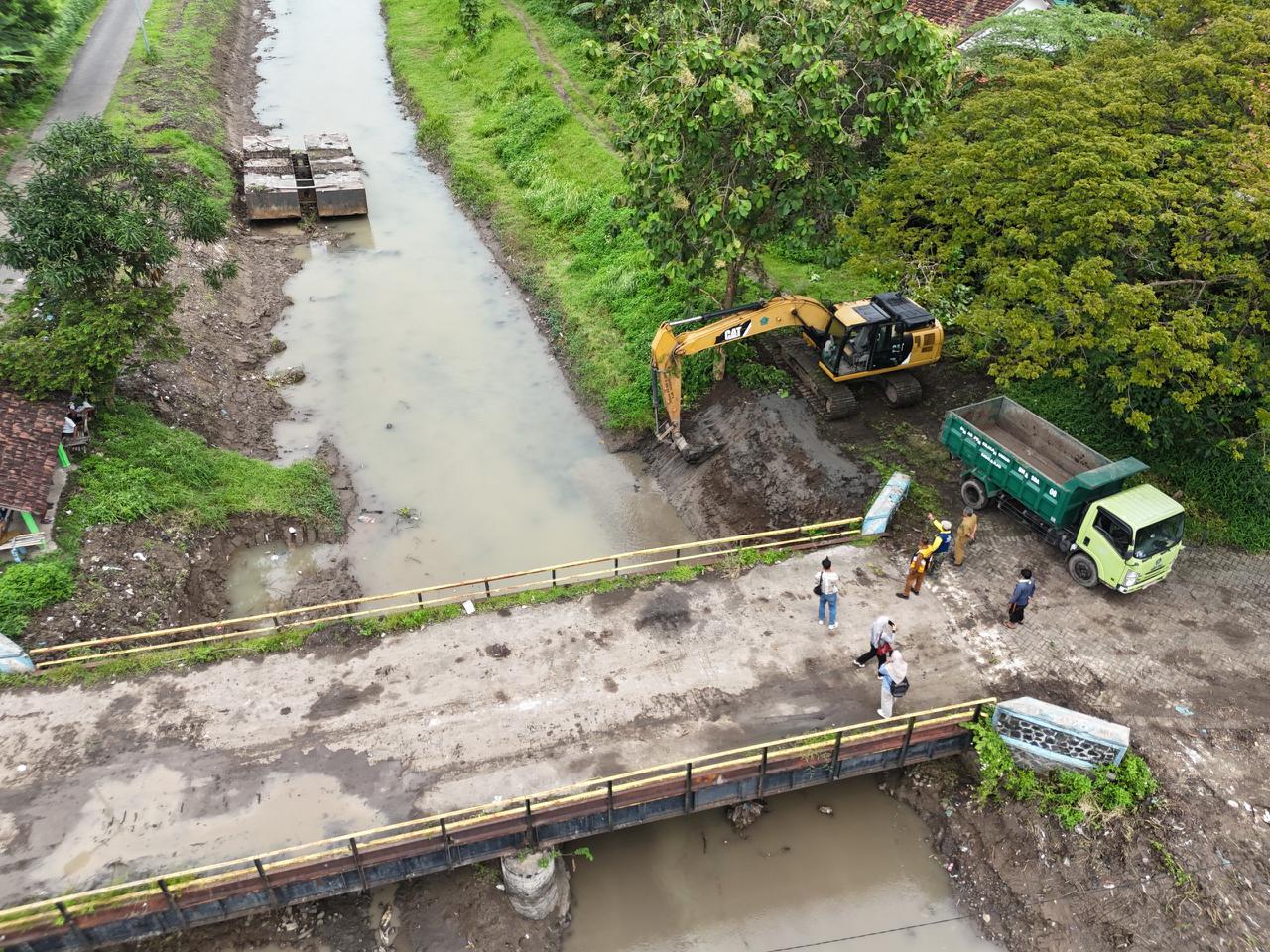 DIKERUK: Sejumlah alat berat diterjunkan untuk normalisasi sungai di Sidoarjo.