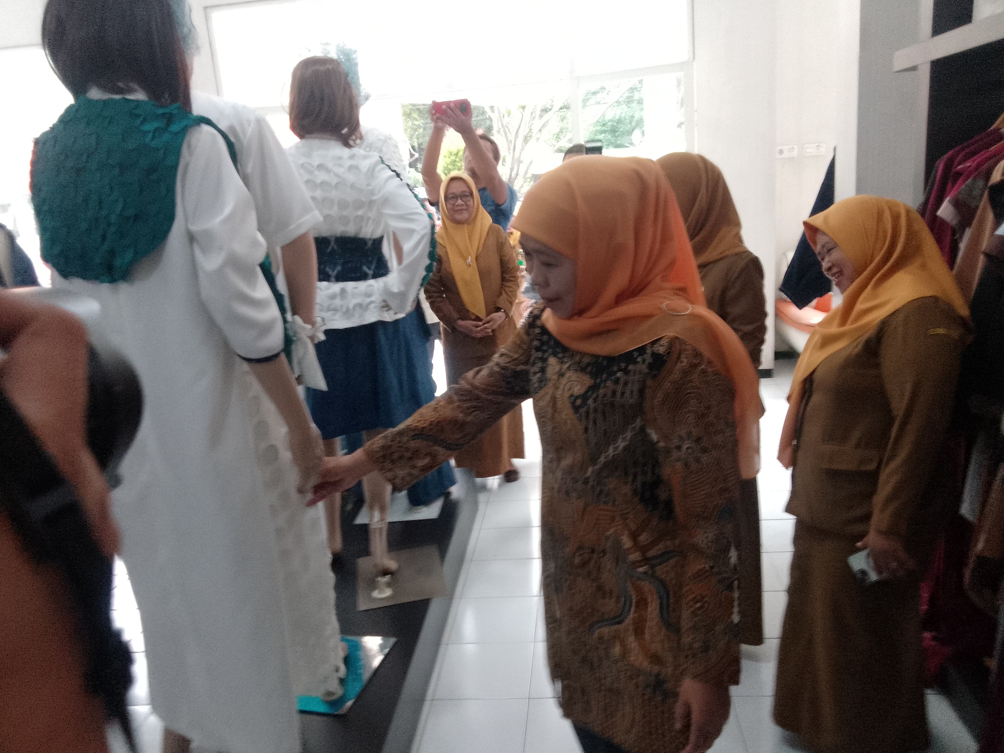 SIAP KERJA: Hasil karya anak-anak SMK di Sidoarjo dilihat Gubernur Jatim Khofifah Indar Parawansa. (DIKY SANSIRI/RADAR SIDOARJO)