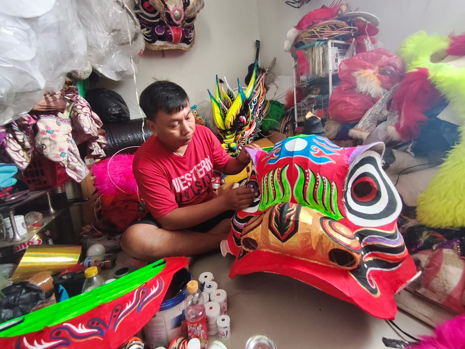 TELATEN: Perajin Barongsai asal Candi, Sidoarjo, kebanjiran pesanan. (DIKY SANSIRI/RADAR SIDOARJO)