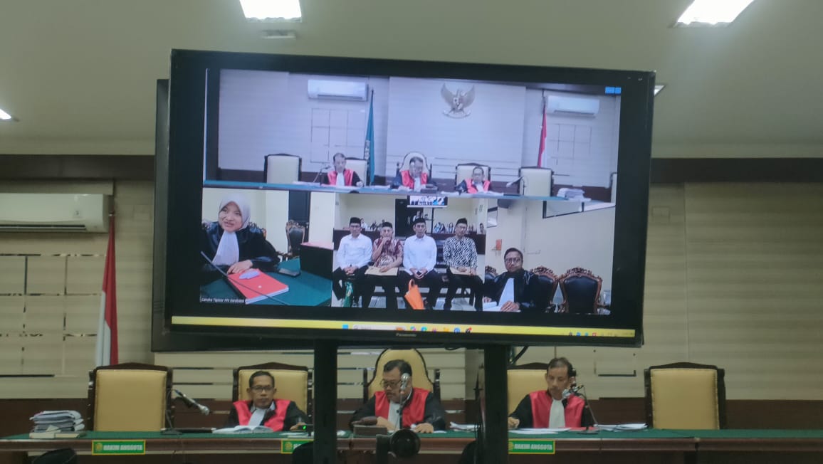 PESAKITAN: Empat Kepala Desa Kecamatan Tulangan saat menjalani sidang di PN Tipikor, Juanda, Sidoarjo.