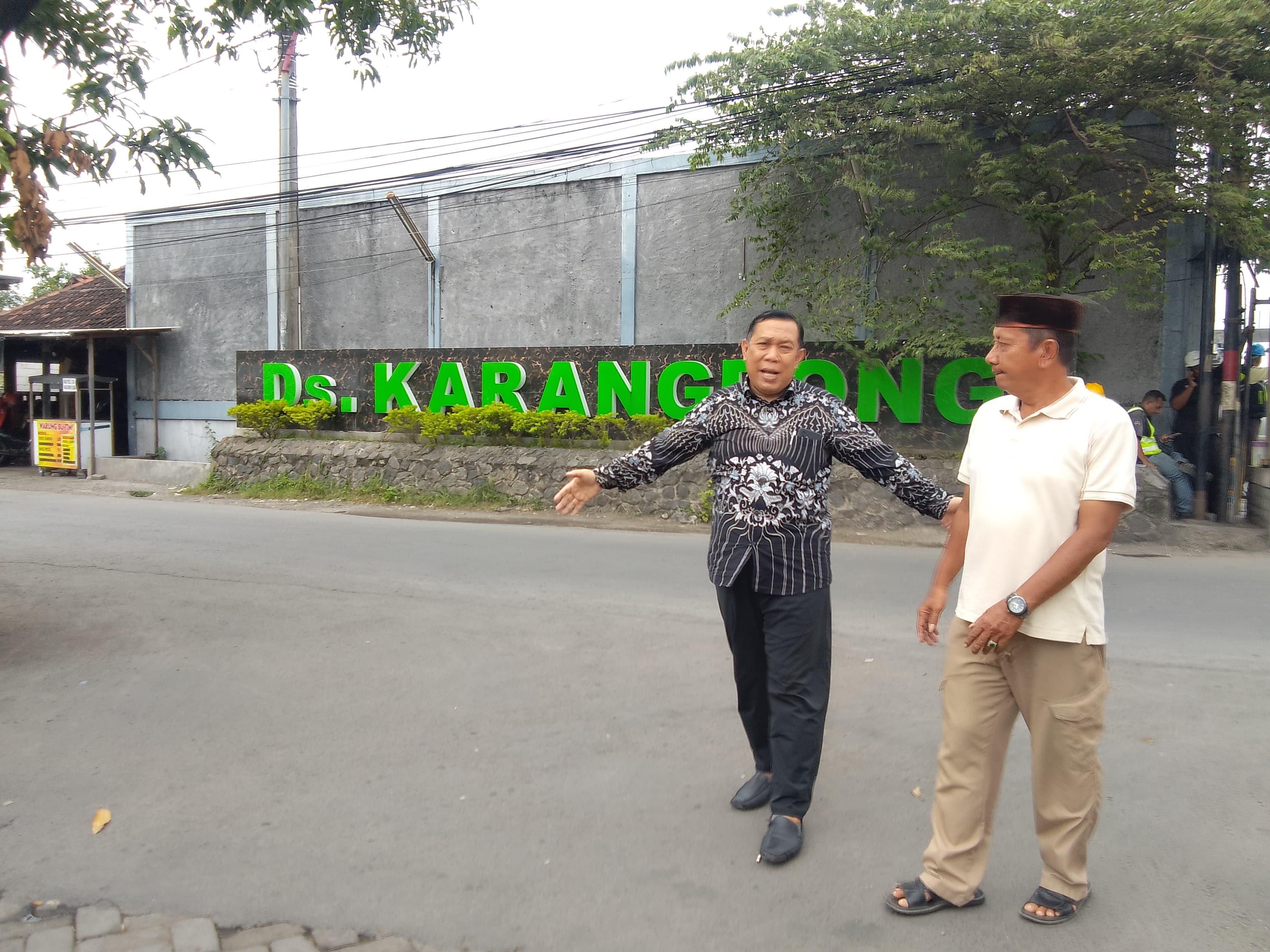 SIDAK: Wakil Ketua DPRD Sidoarjo Warih Andono (kiri) saat melakukan pengecekan Jalan Industri di Desa Karangbong, Kecamatan Gedangan, Selasa (10/2). (DIKY SANSIRI/RADAR SIDOARJO)