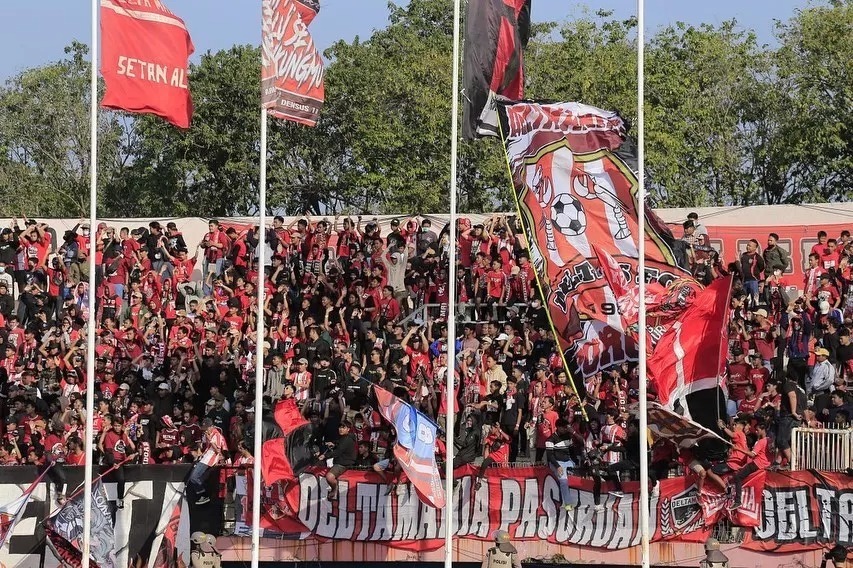 LOYAL: Pendukung setia Deltras Sidoarjo saat berada di tribun stadion. (FOTO DELTRAS SIDOARJO)