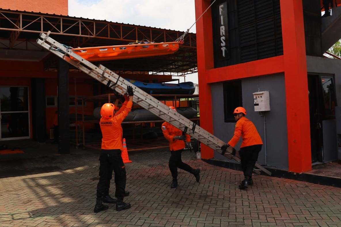 SIGAP: Personel Basarnas saat simulasi evakuasi kebencanaan di Kantor Pencarian dan Pertolongan (Basarnas) Surabaya di Juanda, Sidoarjo.