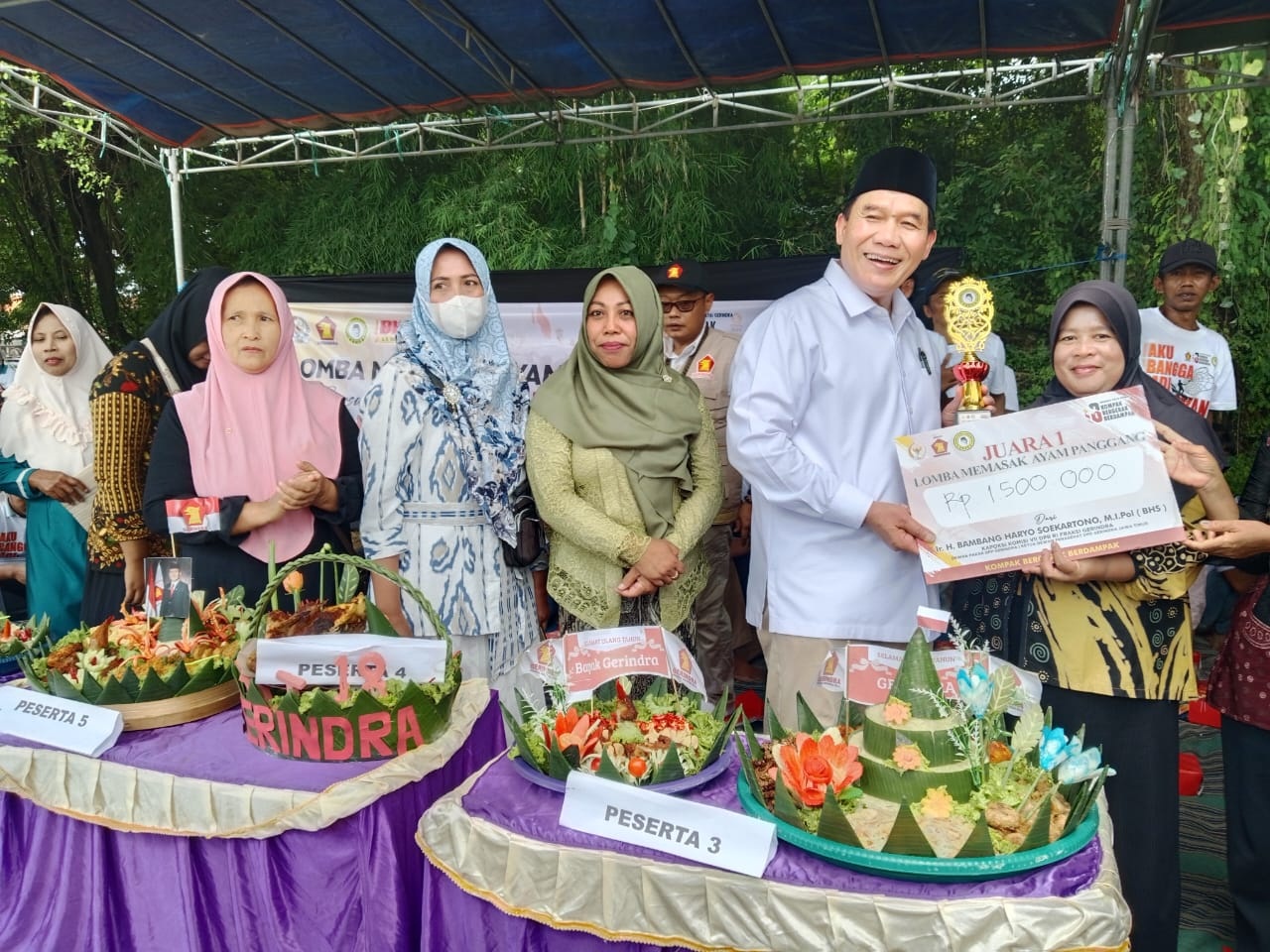 AKSI NYATA: Bambang Haryo Soekartono memberikan hadiah kepada lomba memasak bersama komunitas nelayan kampung kerang, di Desa Gisik Cemandi. (RUDIANTO/RADAR SIDOARJO)