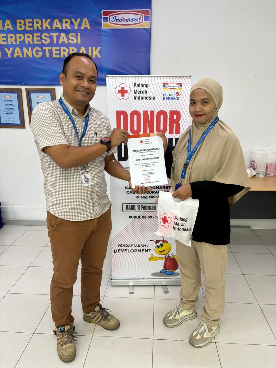 LANCAR: Development Manager Indomaret Surabaya, Guntur Buntoro (kiri) apresiasi karyawan yang ikut donor darah.