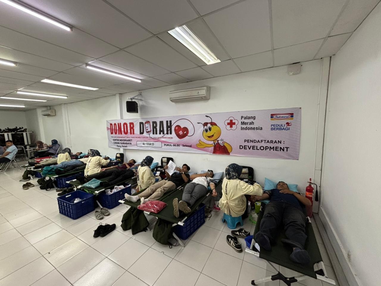 PEDULI: Indomaret Cabang Surabaya gelar donor darah di Kantor Jenggala, Kecamatan Gedangan, Sidoarjo.