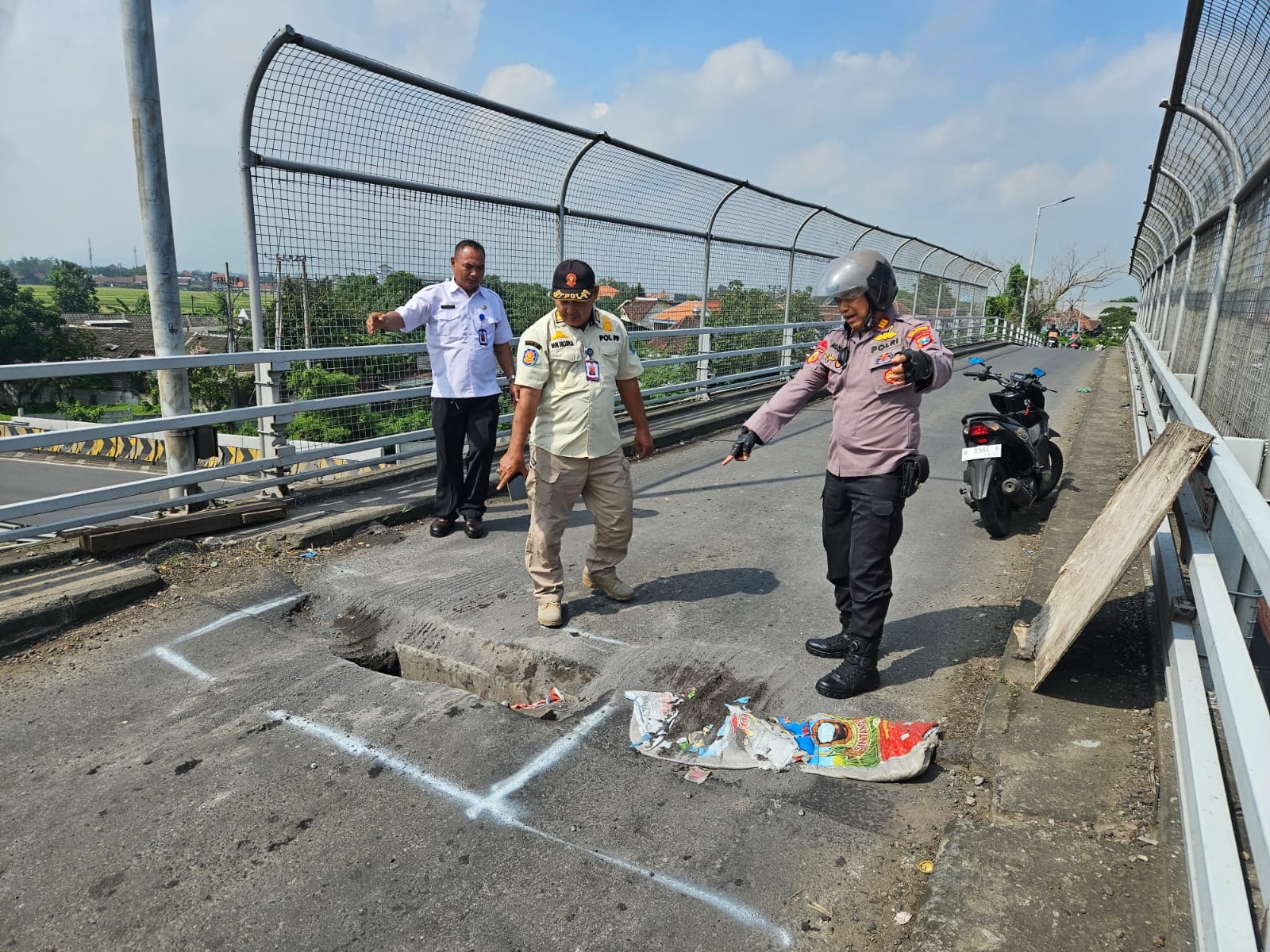 WASPADA: Polsek Tanggulangin bersama anggota Satpol PP sigap menindaklanjuti keluhan masyarakat terkait jalan berlubang di kawasan Flyover Wates, Kecamatan Tanggulangin, Rabu (11/2).