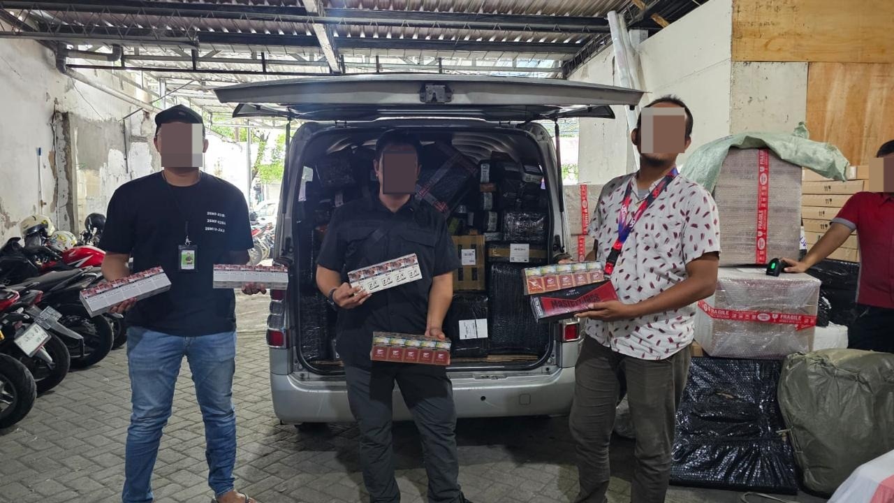 KETAT: Petugas Bea Cukai Sidoarjo saat mengamankan rokok ilegal dalam operasi penindakan.