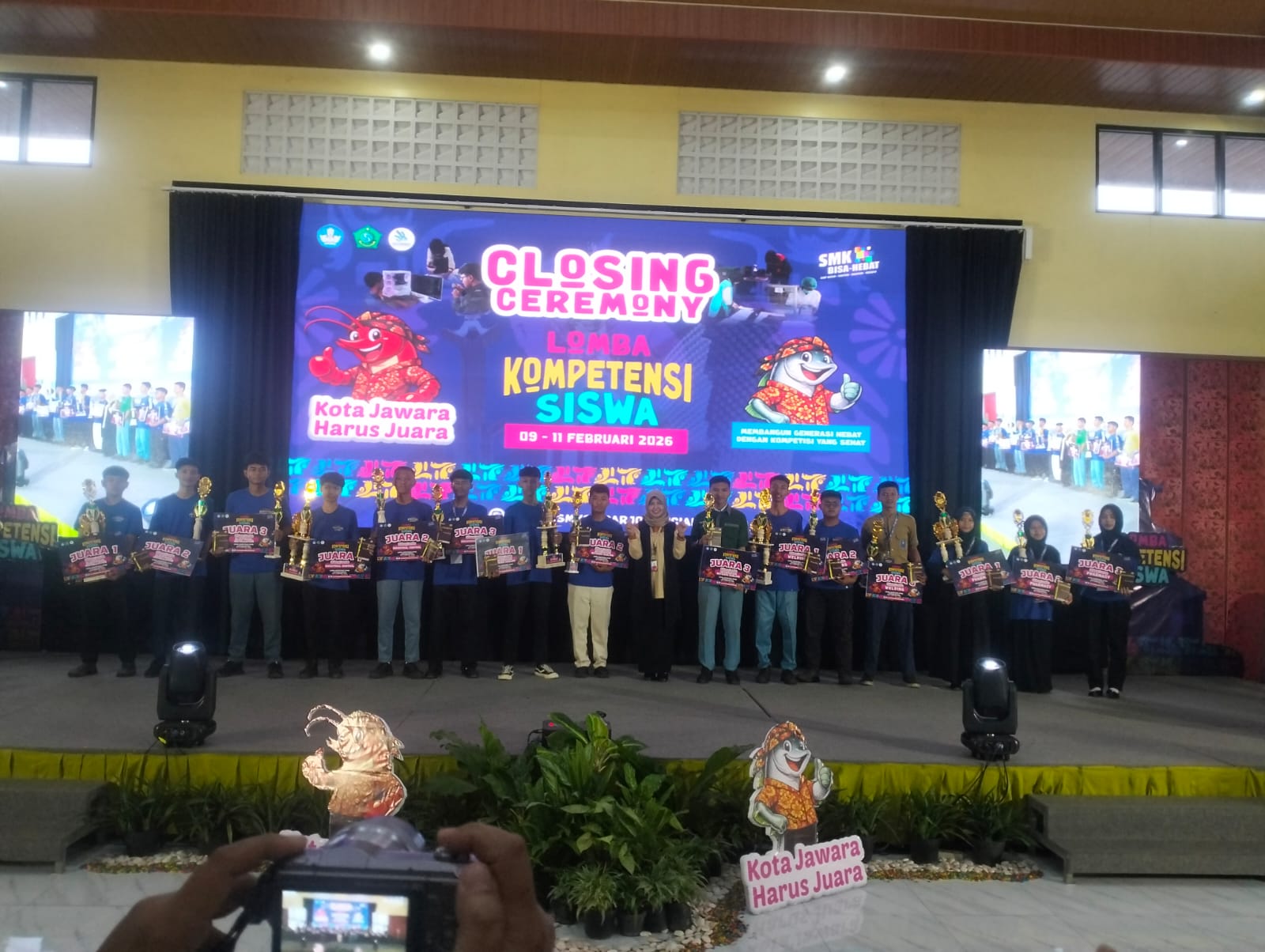 MEMBANGGAKAN: Para juara di LKS Dikmen Sidoarjo. (ANAS/RADAR SIDOARJO)
