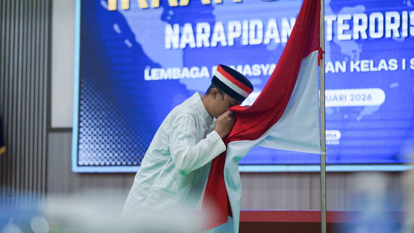 DERADIKALISASI: Napiter Lapas Klas I Surabaya saat mengucapkan ikrar setia kepada NKRI.
