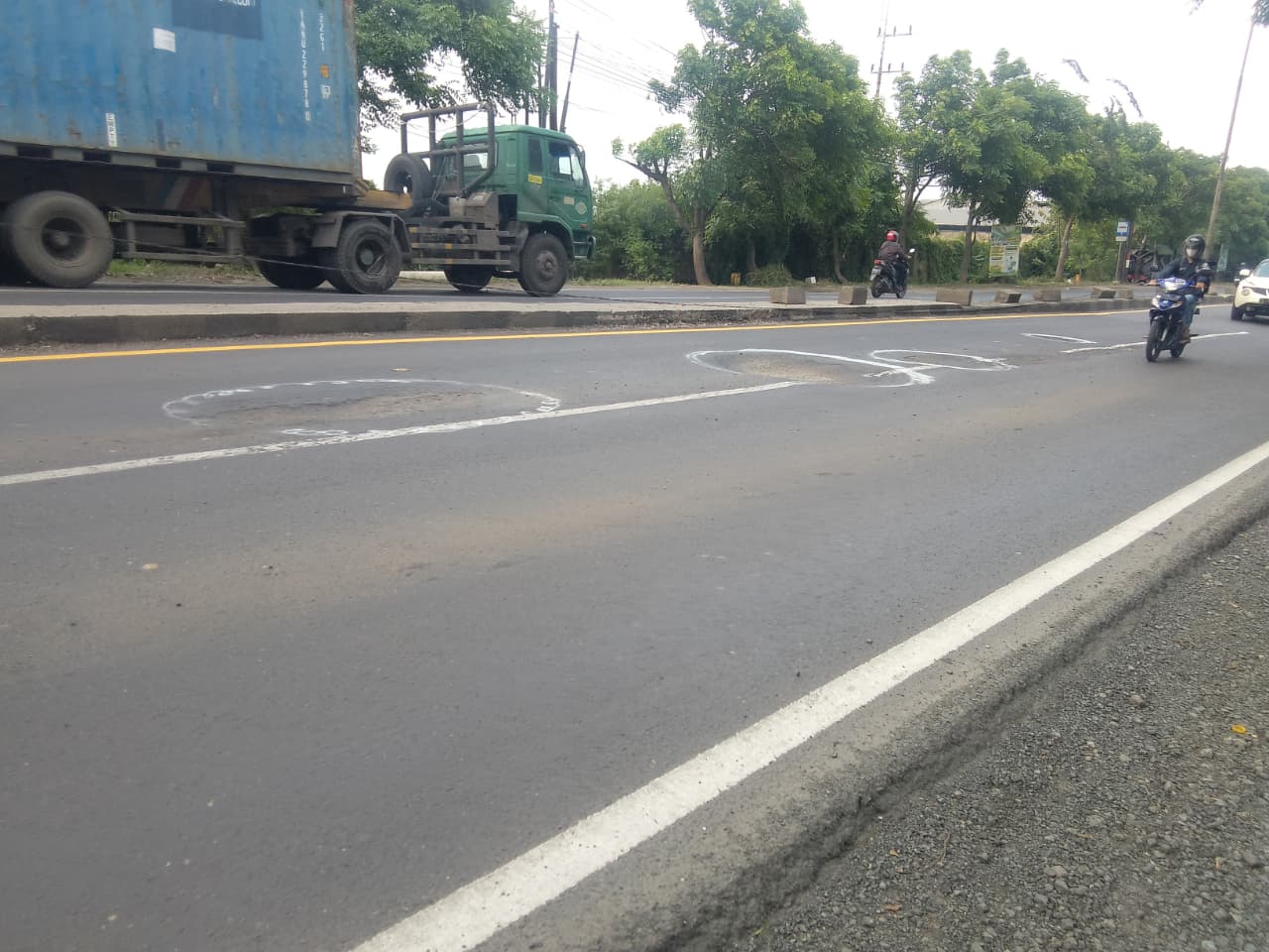 KEMBALI RUSAK: Jalan berlubang proyek Jembatan Jalan Raya Trosobo, Taman