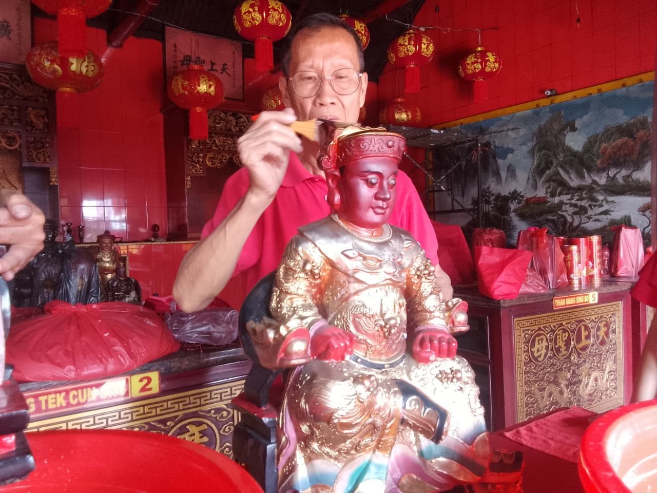 PENSUCIAN: Ritual pembersihan rupang di Kelenteng Tri Dharma Teng Swie Bio, Jumat (13/2). (DIKY SANSIRI/RADAR SIDOARJO)