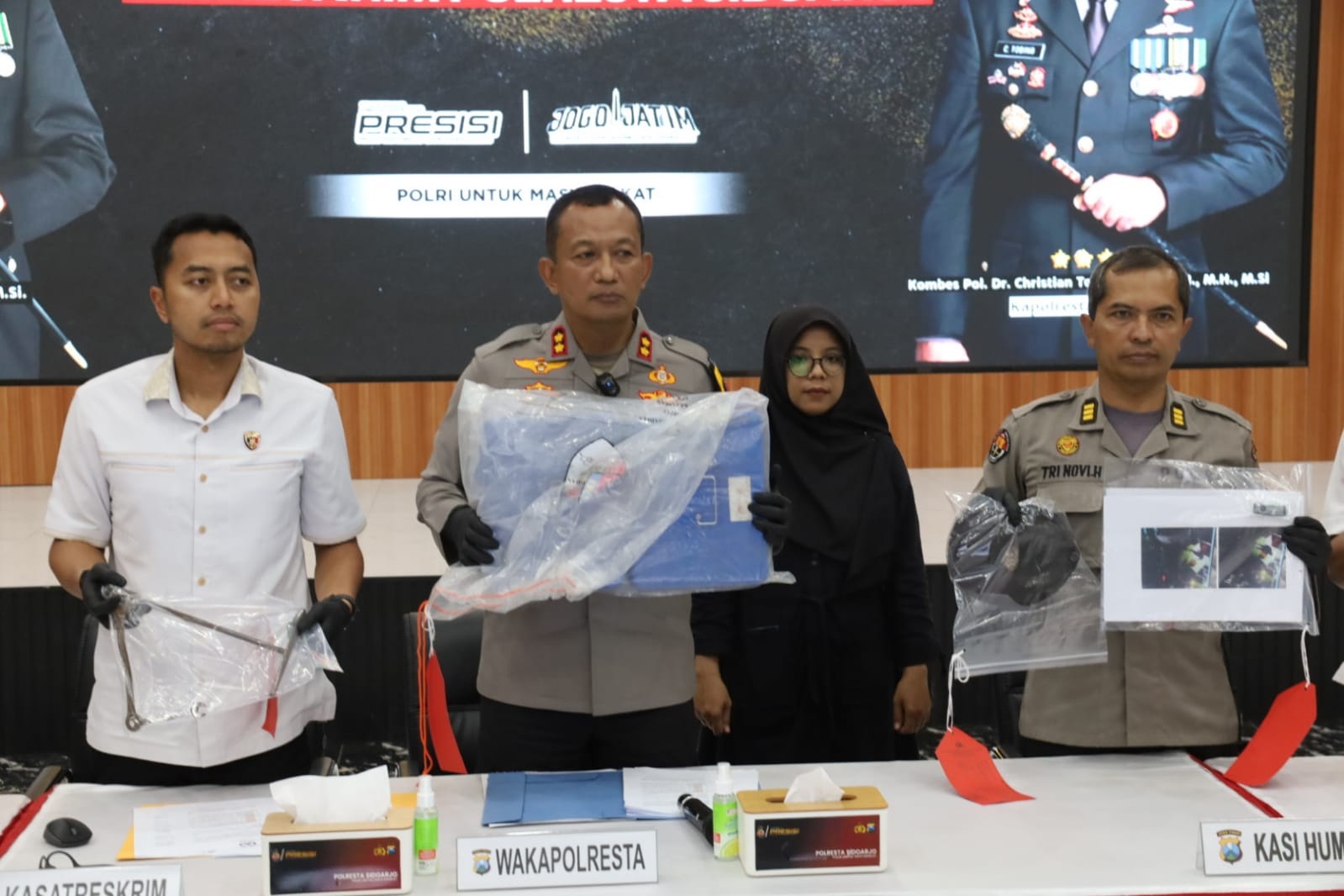 DITANGKAP: Polisi menunjukkan barang bukti brankas yang diamankan dari tersangka. (SURYANTO/RADAR SIDOARJO)