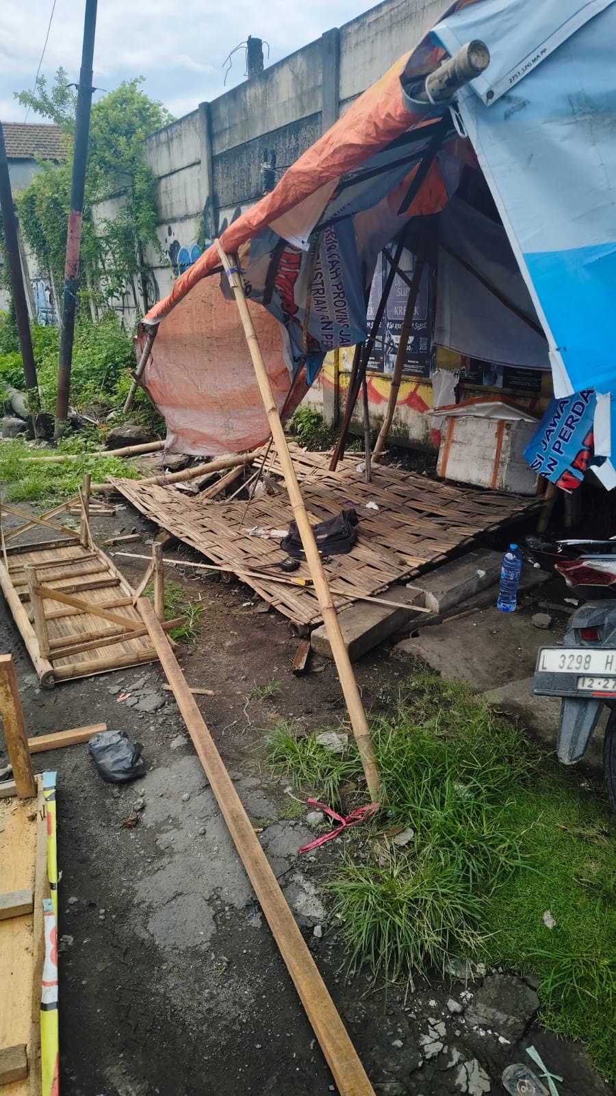AMBRUK: Kondisi warung rusak setelah diseruduk truk wing box di kawasan Taman.