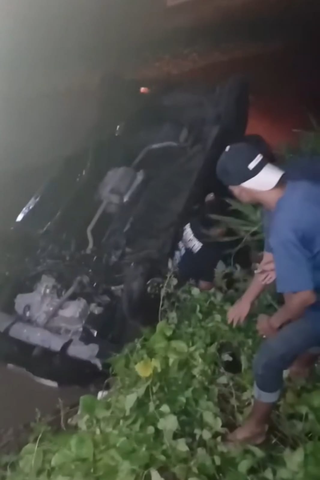 NAHAS: Warga berusaha mengevakuasi kendaraan yang tertabrak kereta di Gelam, Candi, Sidoarjo.