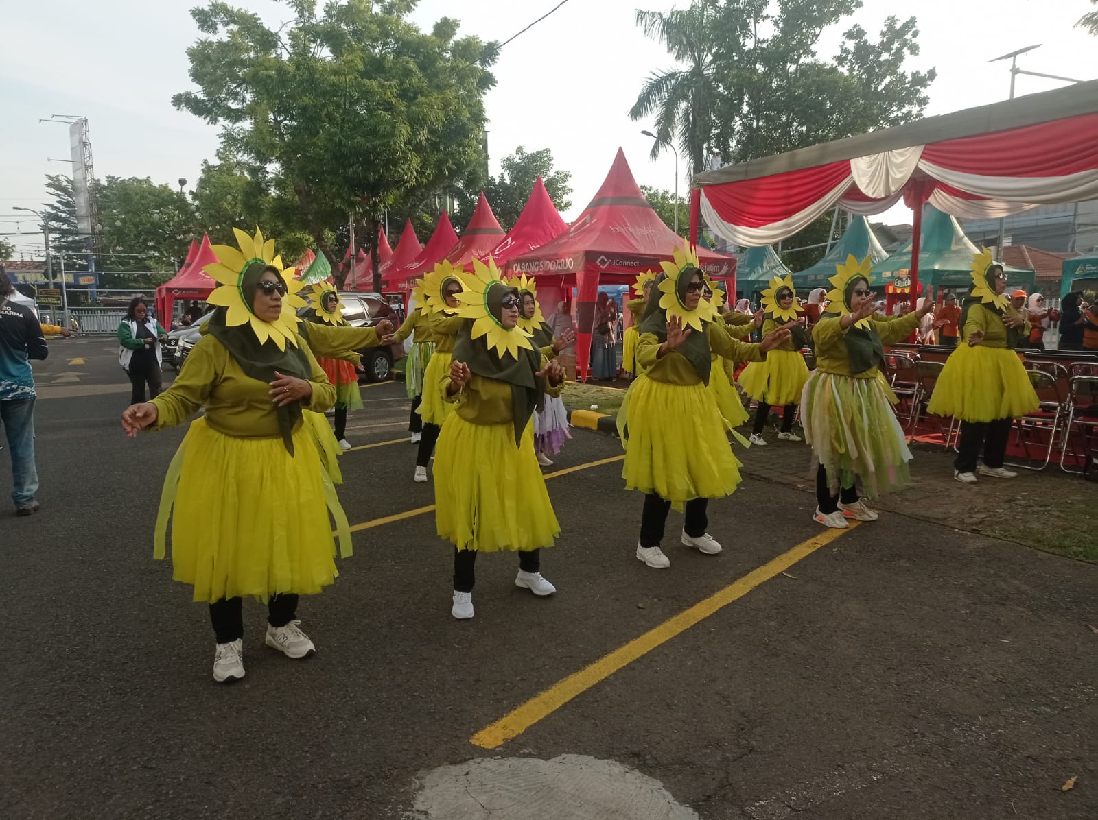SEMANGAT: Kader Lingkungan Desa Gelam, Candi, saat meramaikan acara Pedestrian Fun Sunday dan Festival UMKM di Ramayana Ciplaz Sidoarjo. (ANAS/RADAR SIDOARJO)